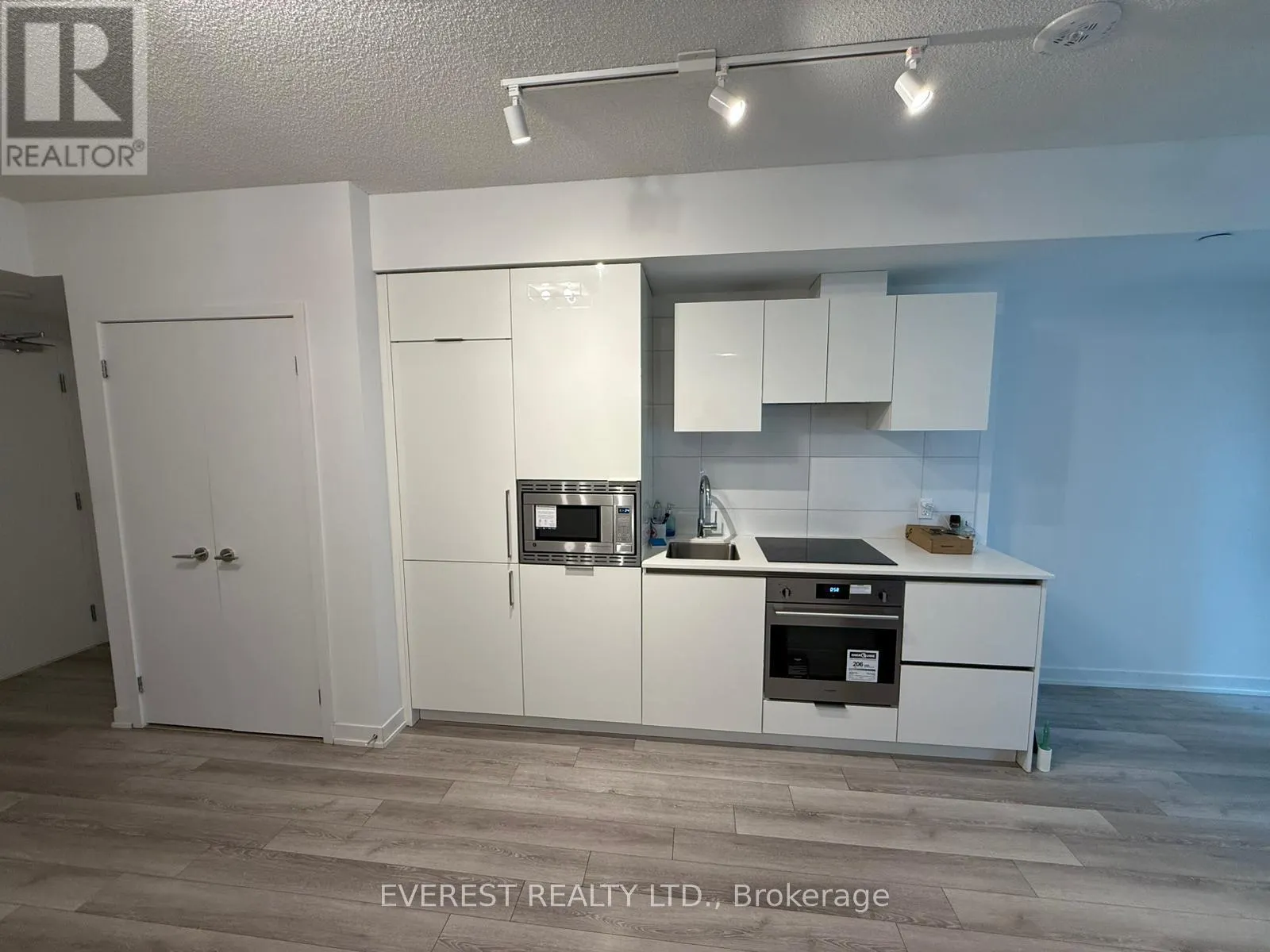 302 - 238 SIMCOE STREET