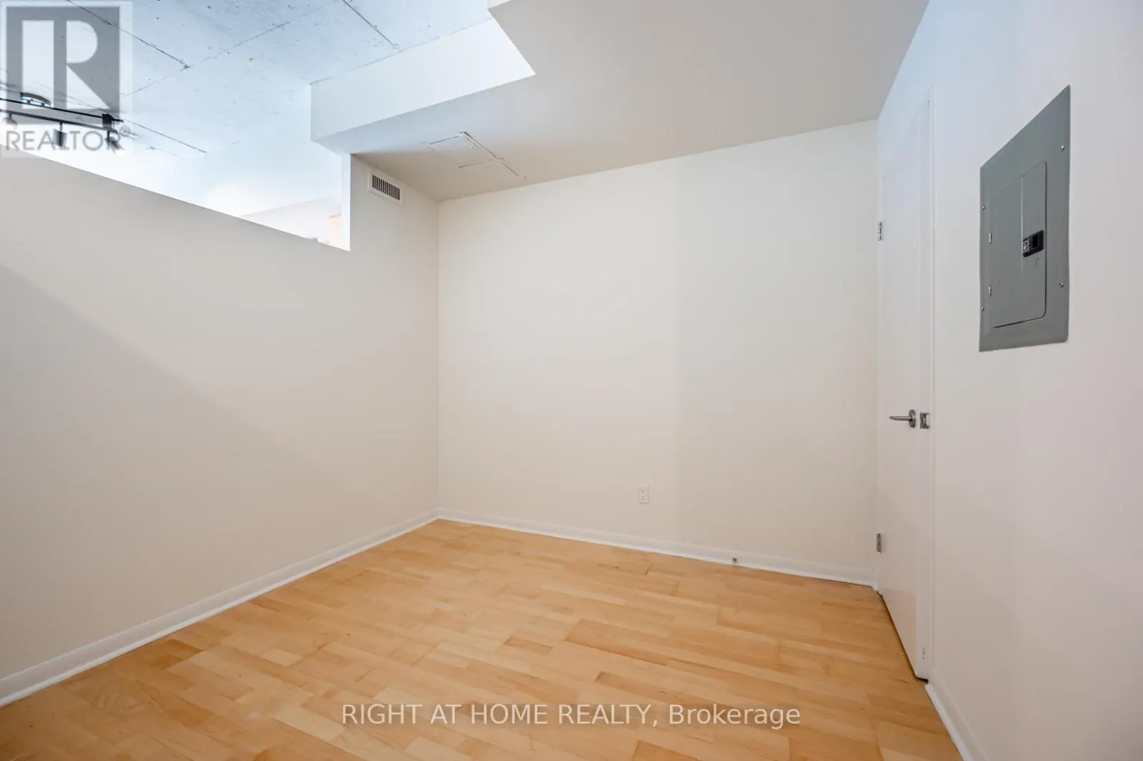 726 - 333 ADELAIDE STREET E