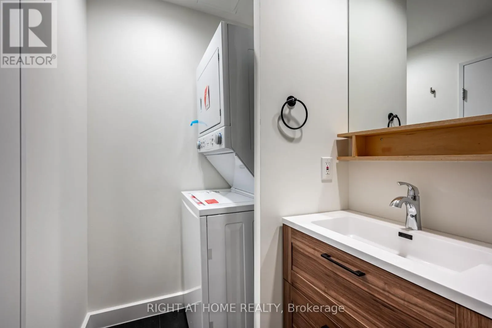 726 - 333 ADELAIDE STREET E