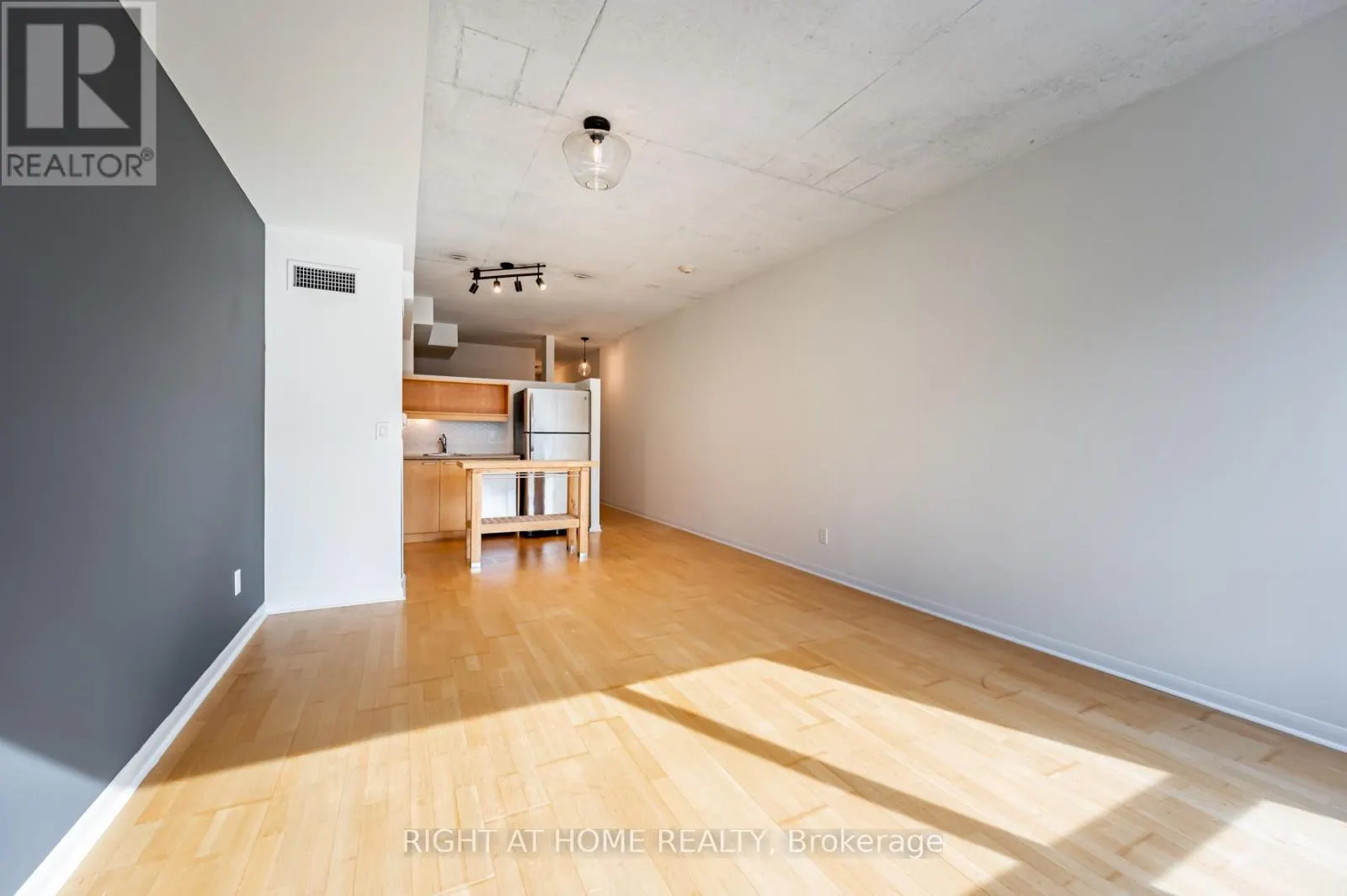 726 - 333 ADELAIDE STREET E