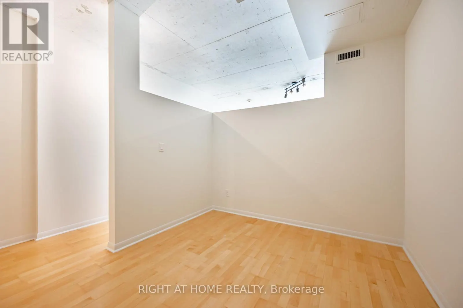 726 - 333 ADELAIDE STREET E