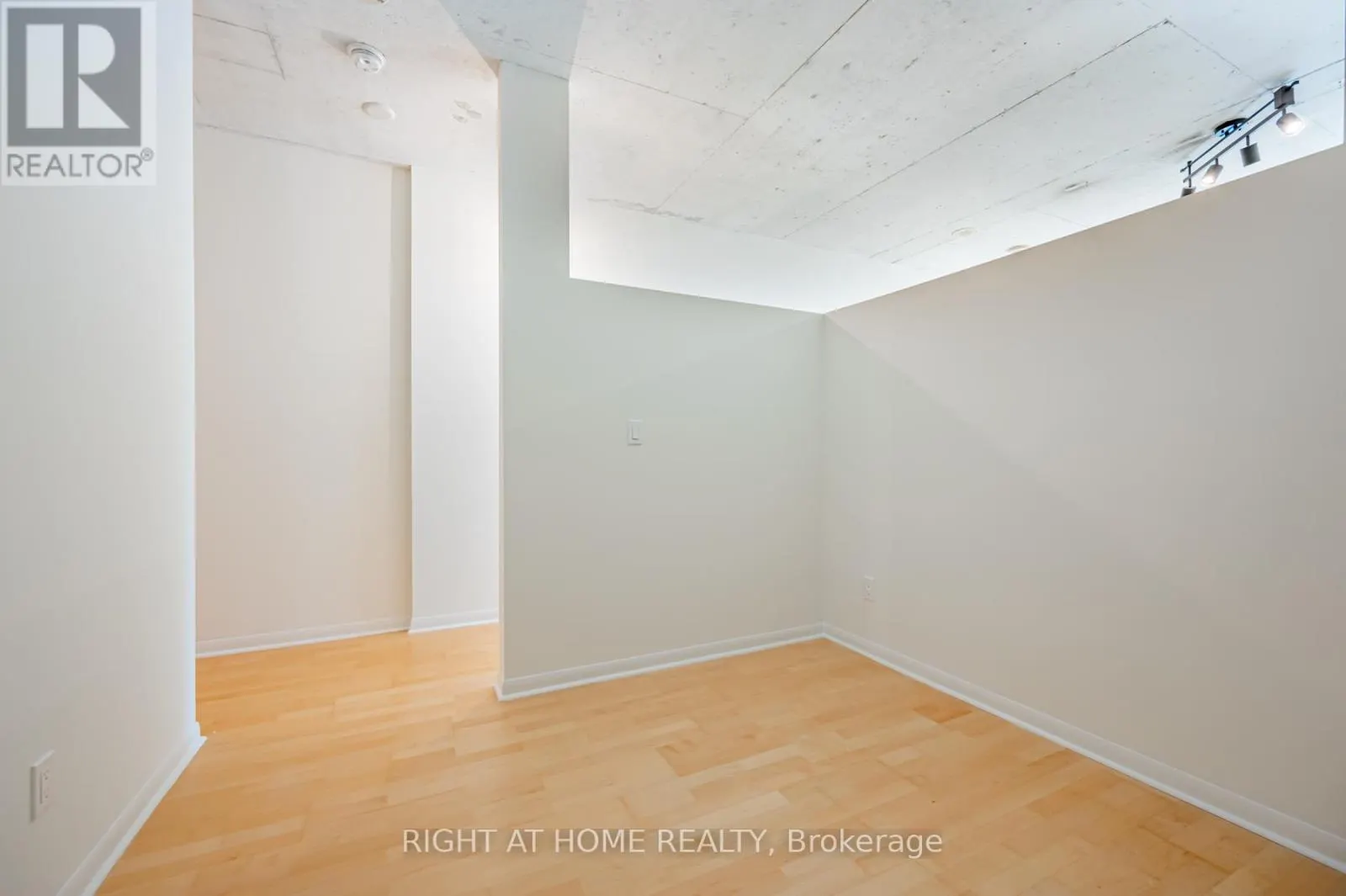 726 - 333 ADELAIDE STREET E