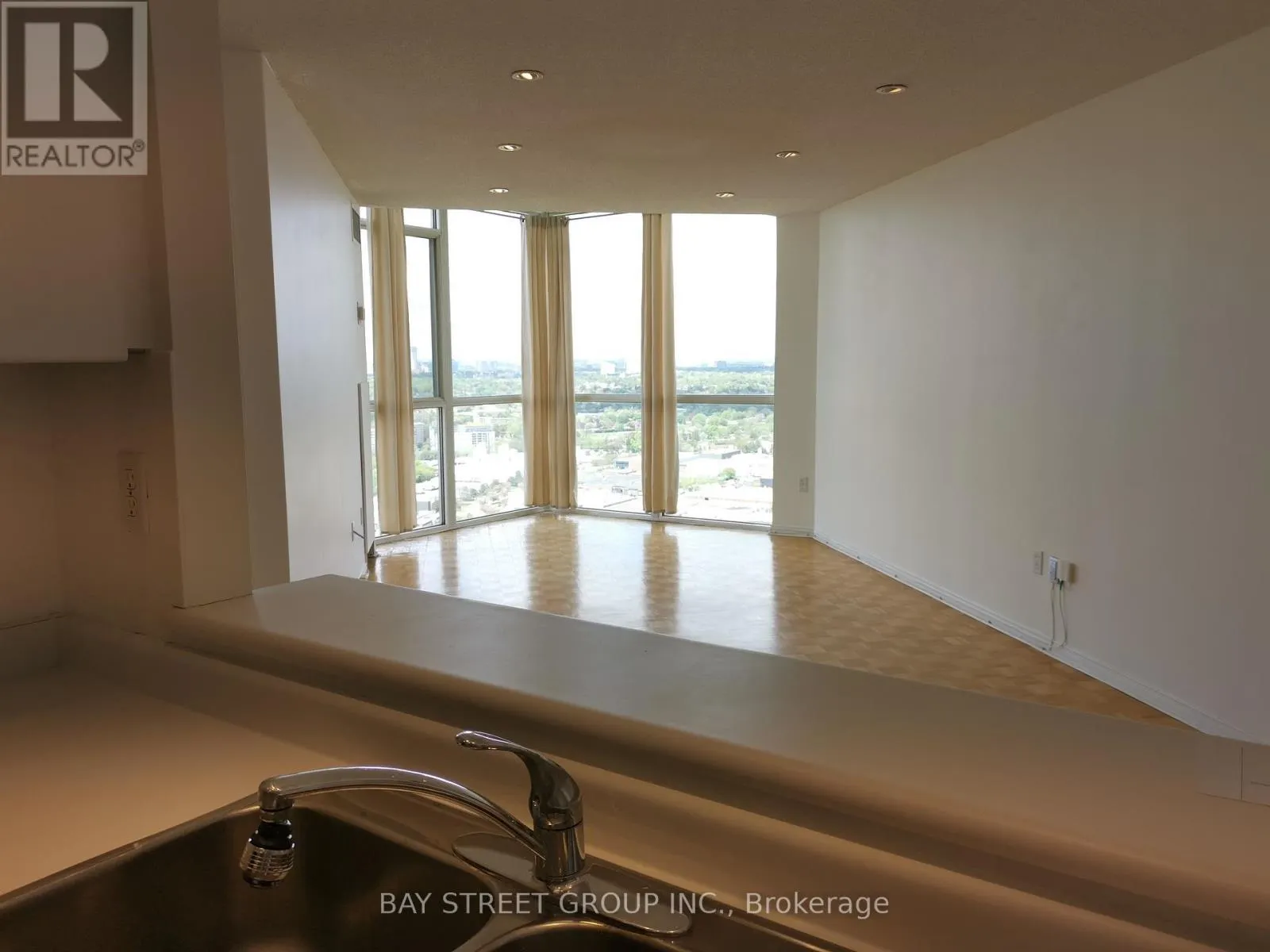 3710 - 7 CONCORDE PLACE