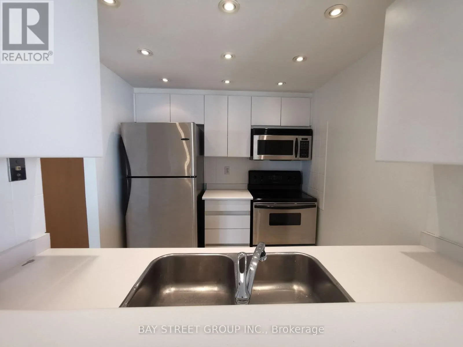 3710 - 7 CONCORDE PLACE