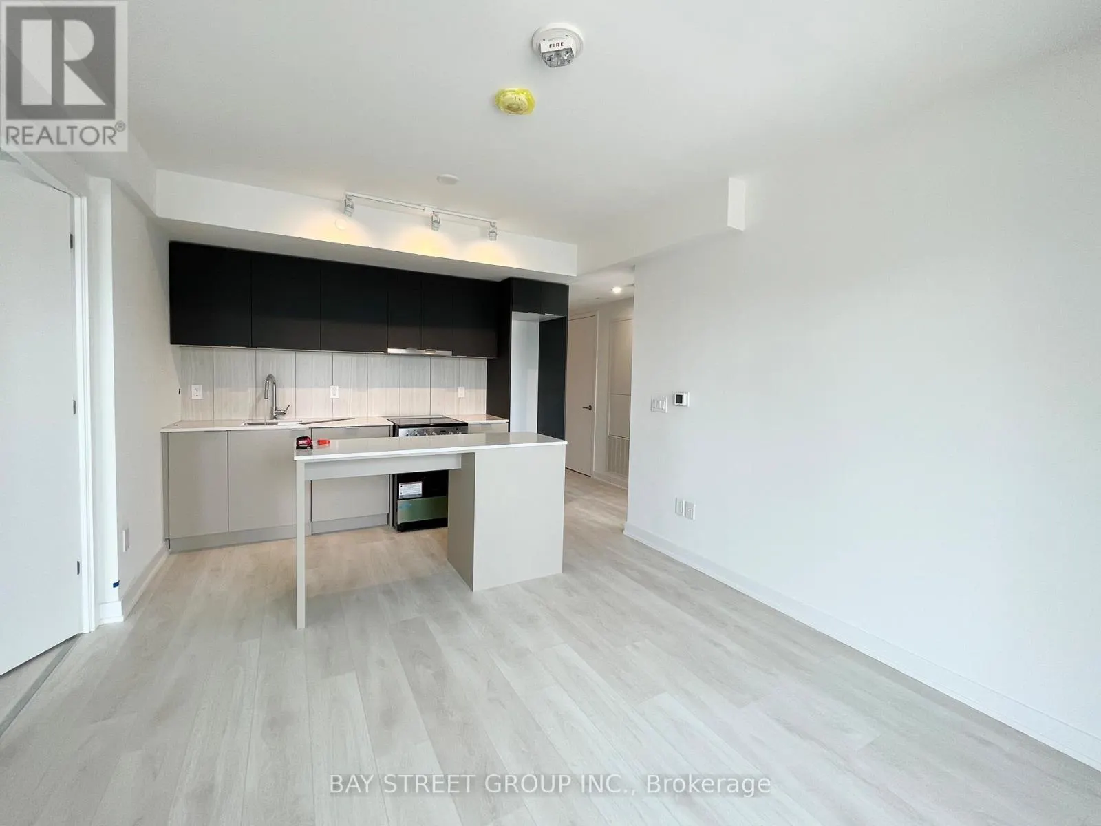 817 - 8 TIPPETT RD ROAD