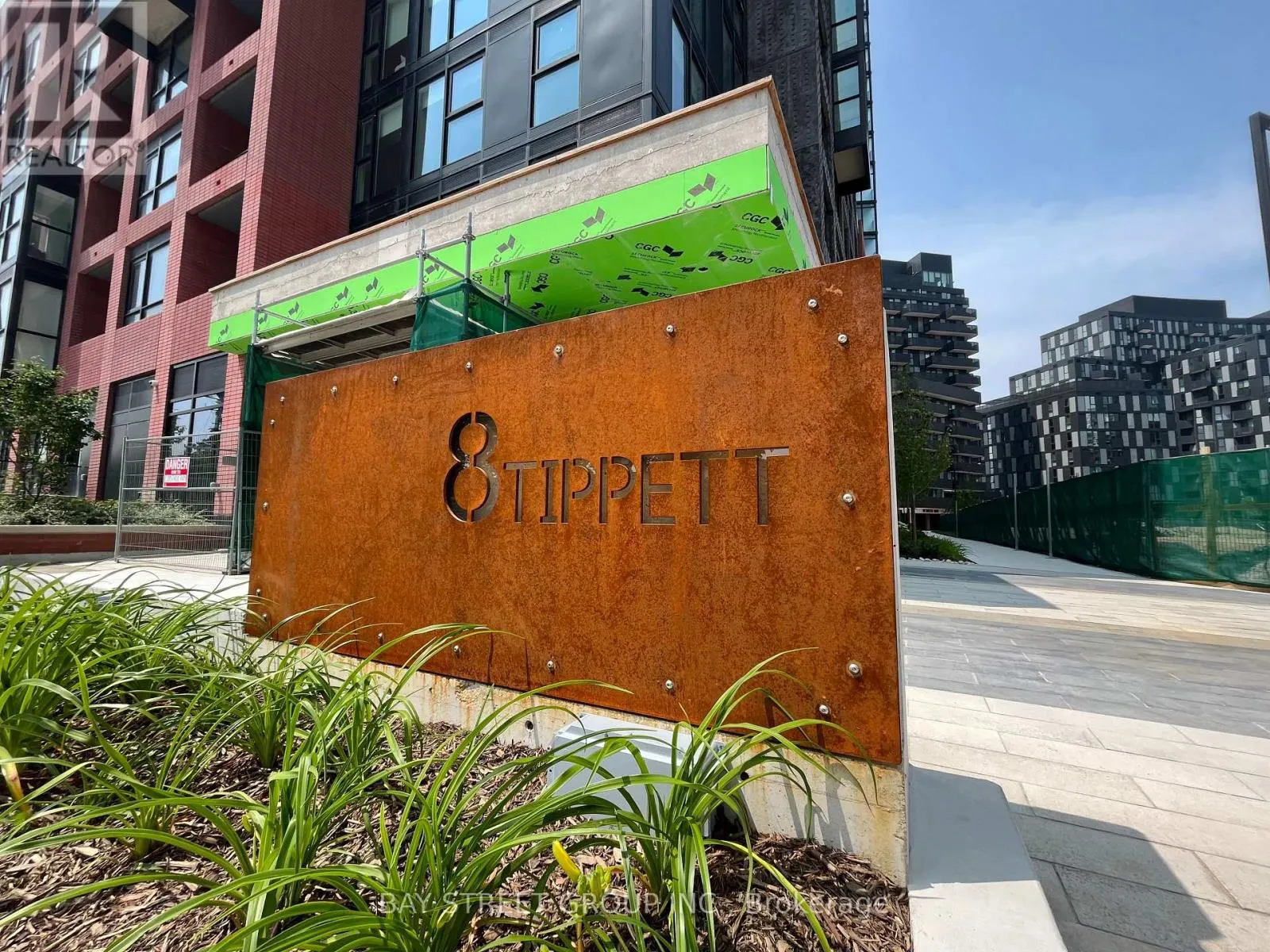 817 - 8 TIPPETT RD ROAD