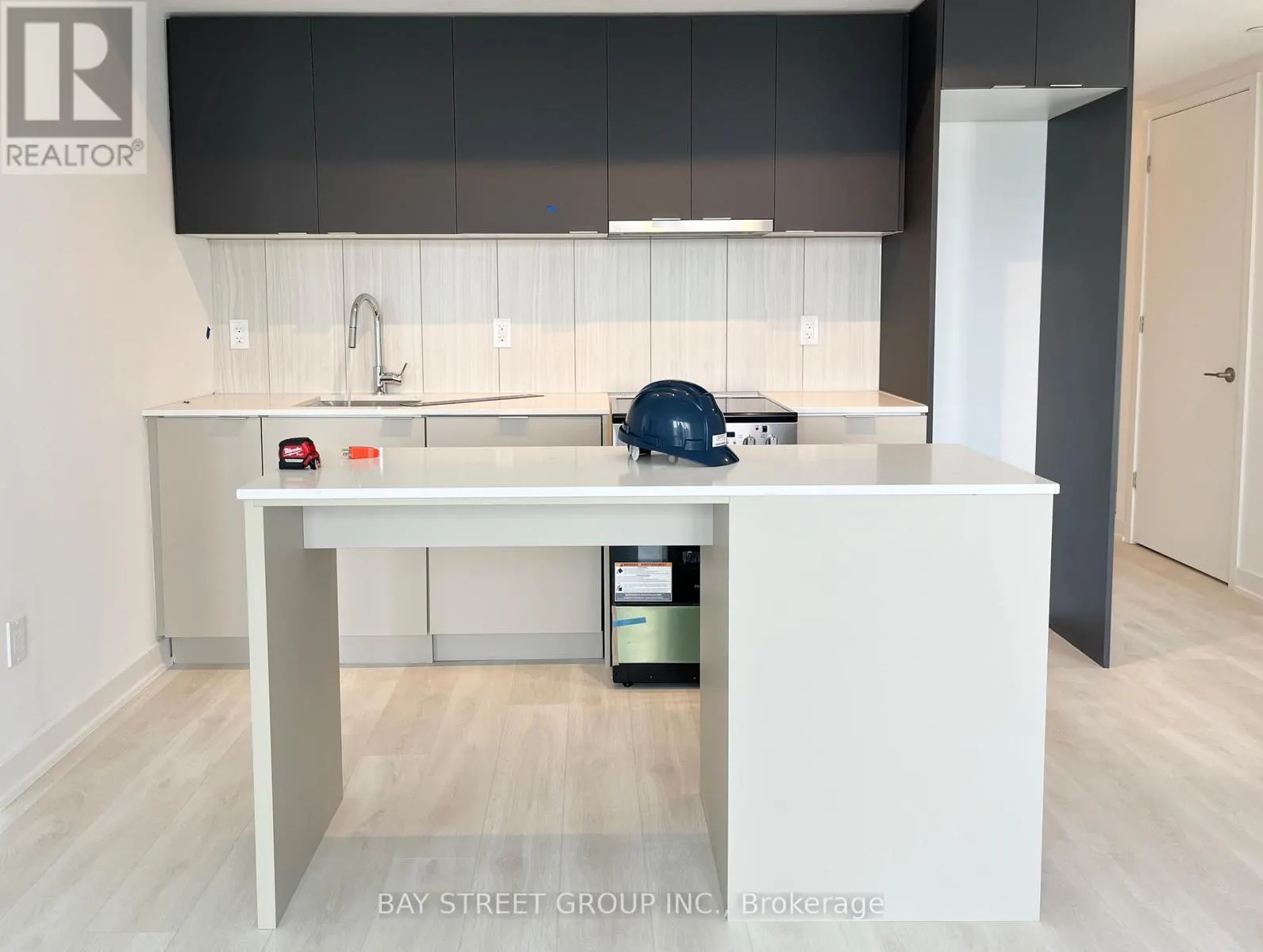 817 - 8 TIPPETT RD ROAD