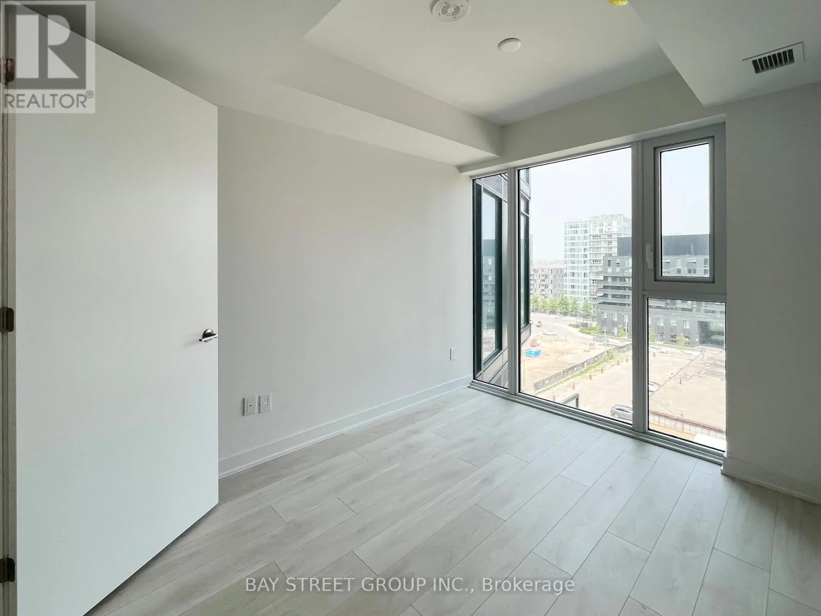 817 - 8 TIPPETT RD ROAD