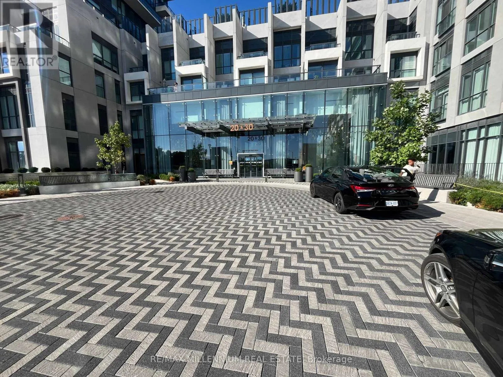 306 - 30 INN ON THE PARK DRIVE