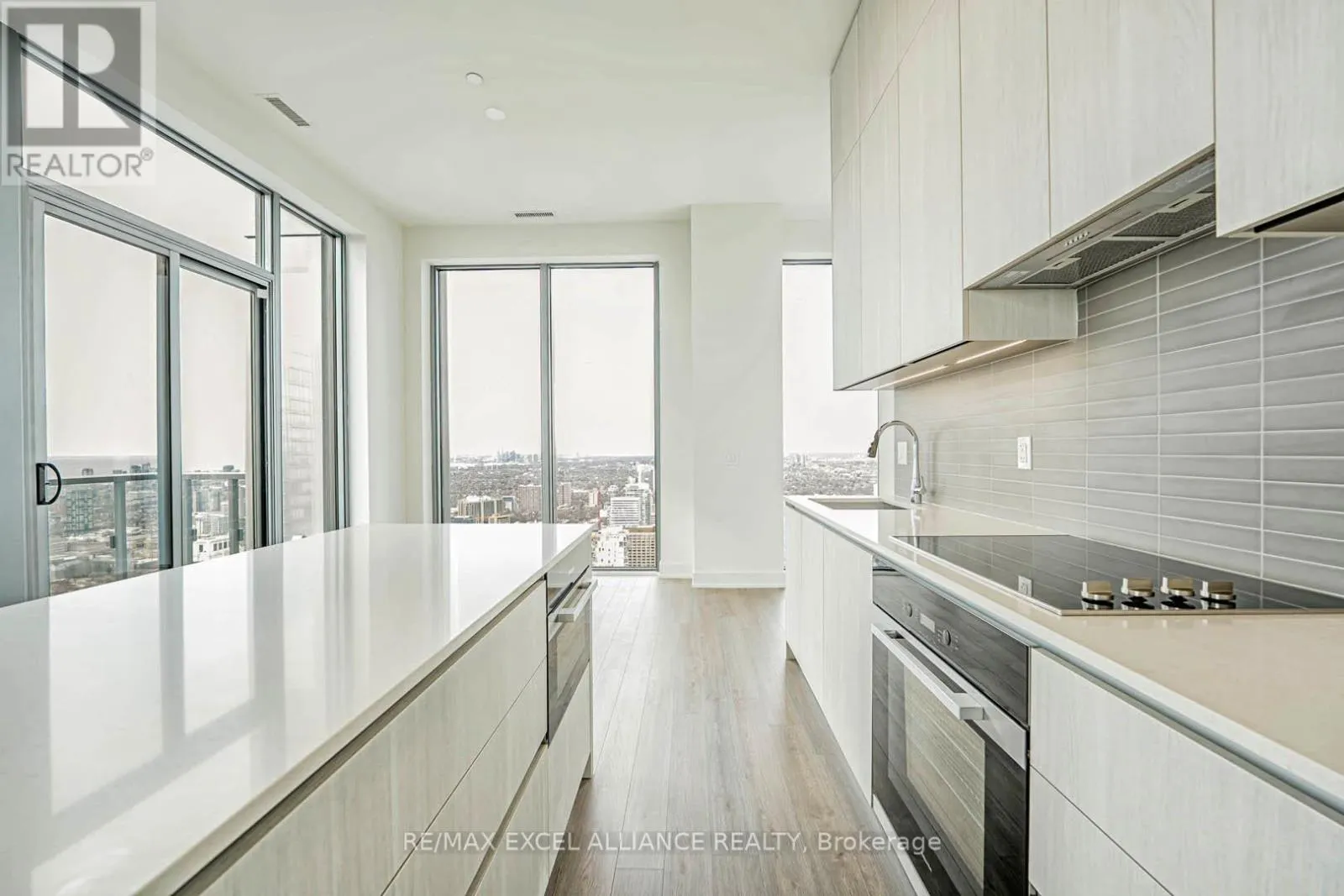 5102 - 8 CUMBERLAND STREET