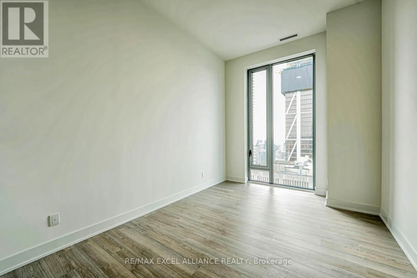 5102 - 8 CUMBERLAND STREET