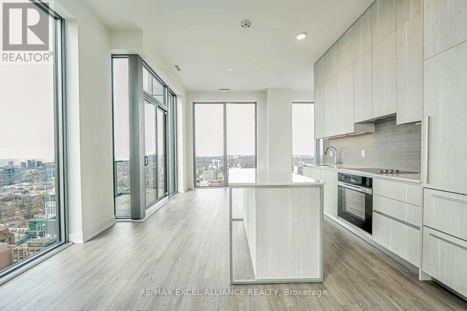 5102 - 8 CUMBERLAND STREET