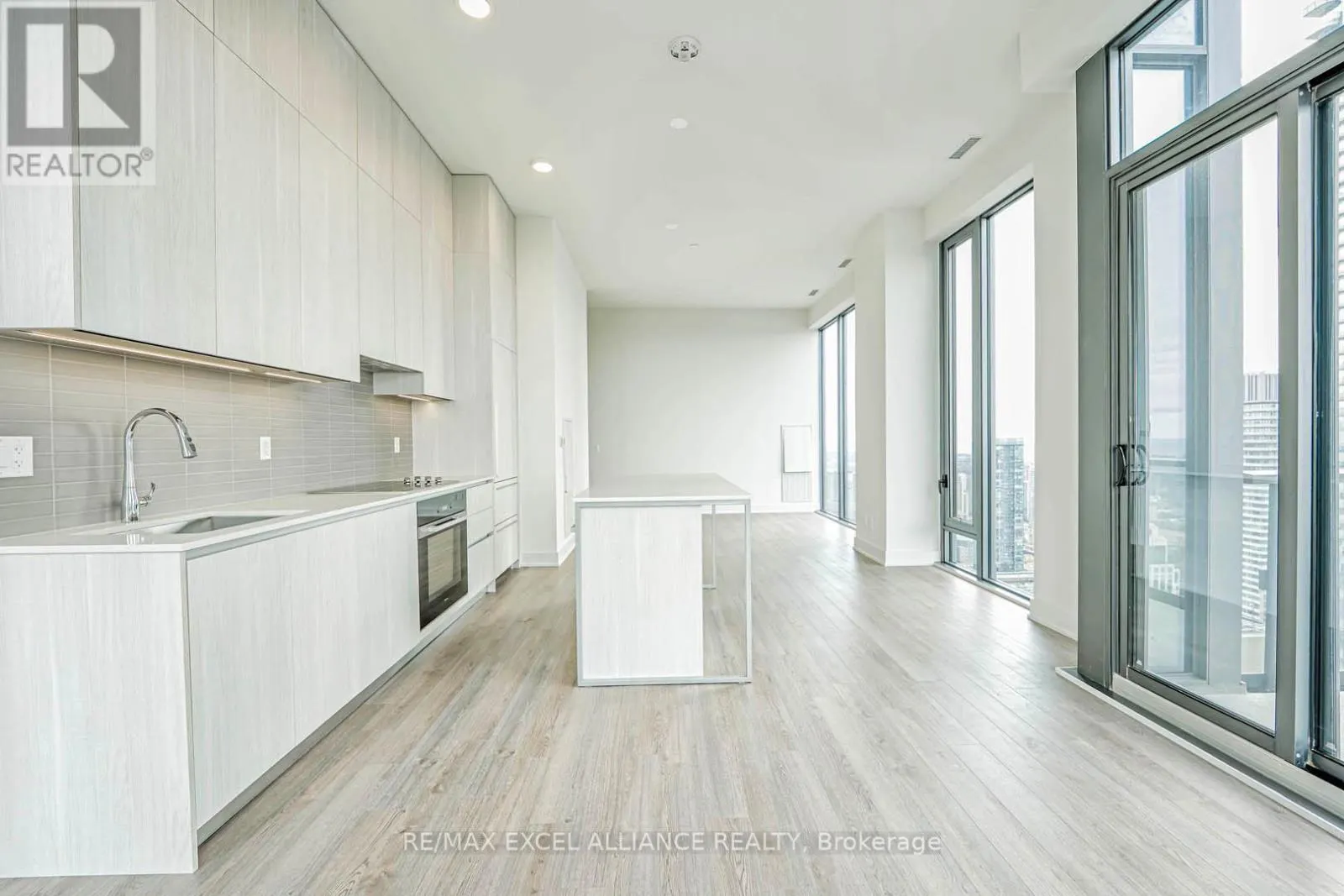 5102 - 8 CUMBERLAND STREET