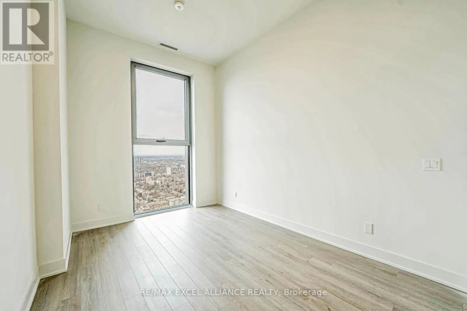 5102 - 8 CUMBERLAND STREET