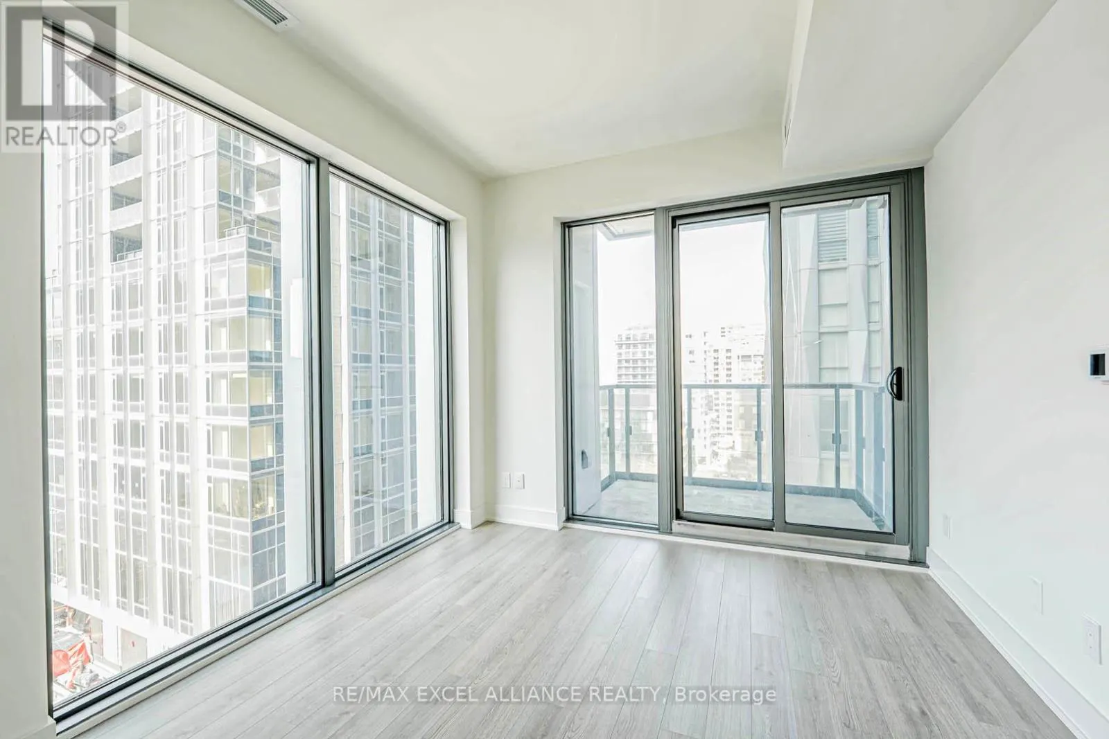 1002 - 8 CUMBERLAND STREET