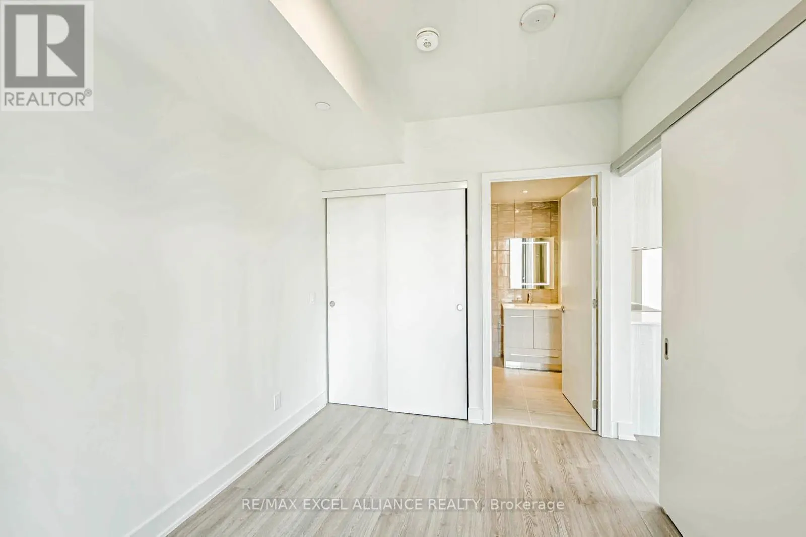 1002 - 8 CUMBERLAND STREET