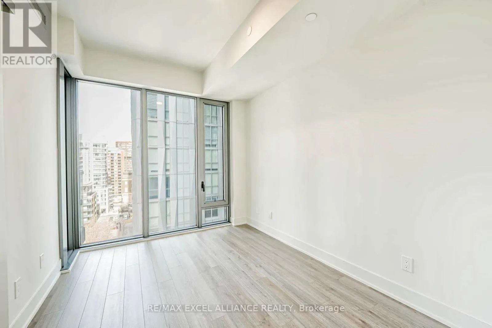 1002 - 8 CUMBERLAND STREET