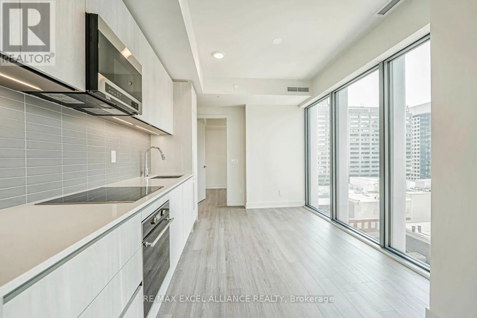 1002 - 8 CUMBERLAND STREET