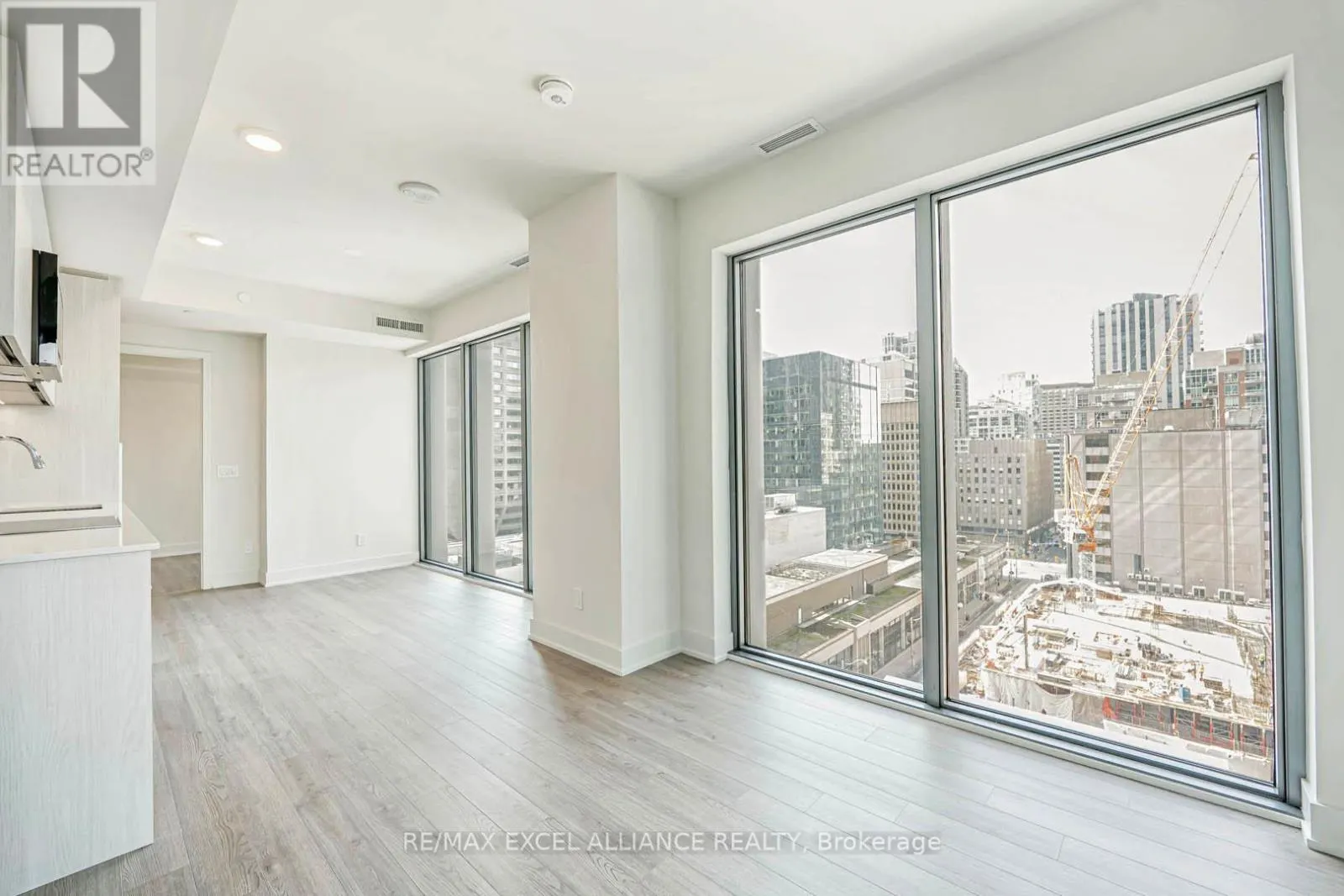 1002 - 8 CUMBERLAND STREET