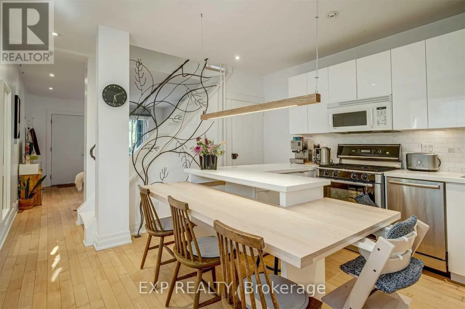 452 MONTROSE AVENUE