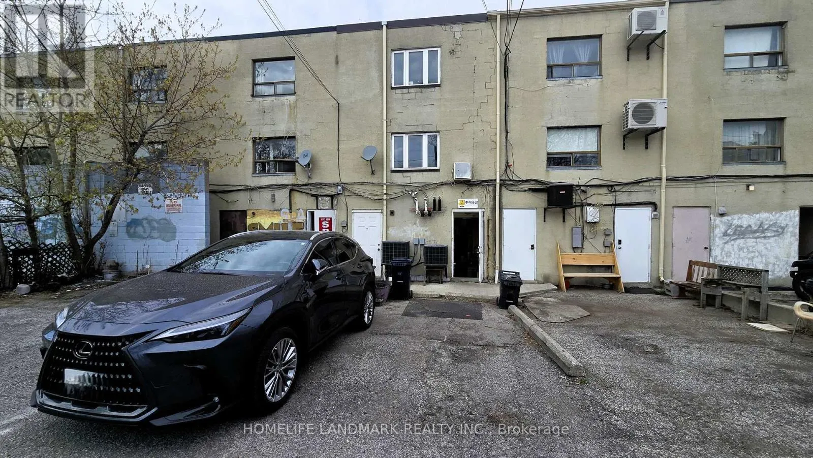 825 BLOOR STREET W