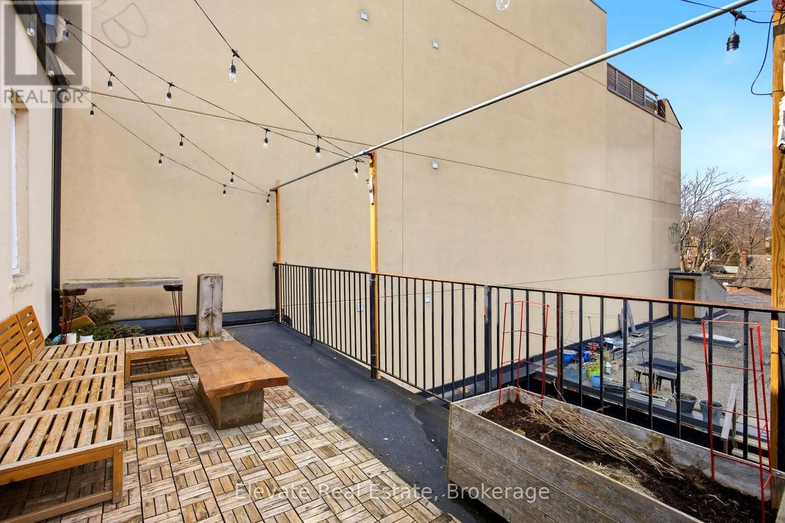 846 COLLEGE STREET