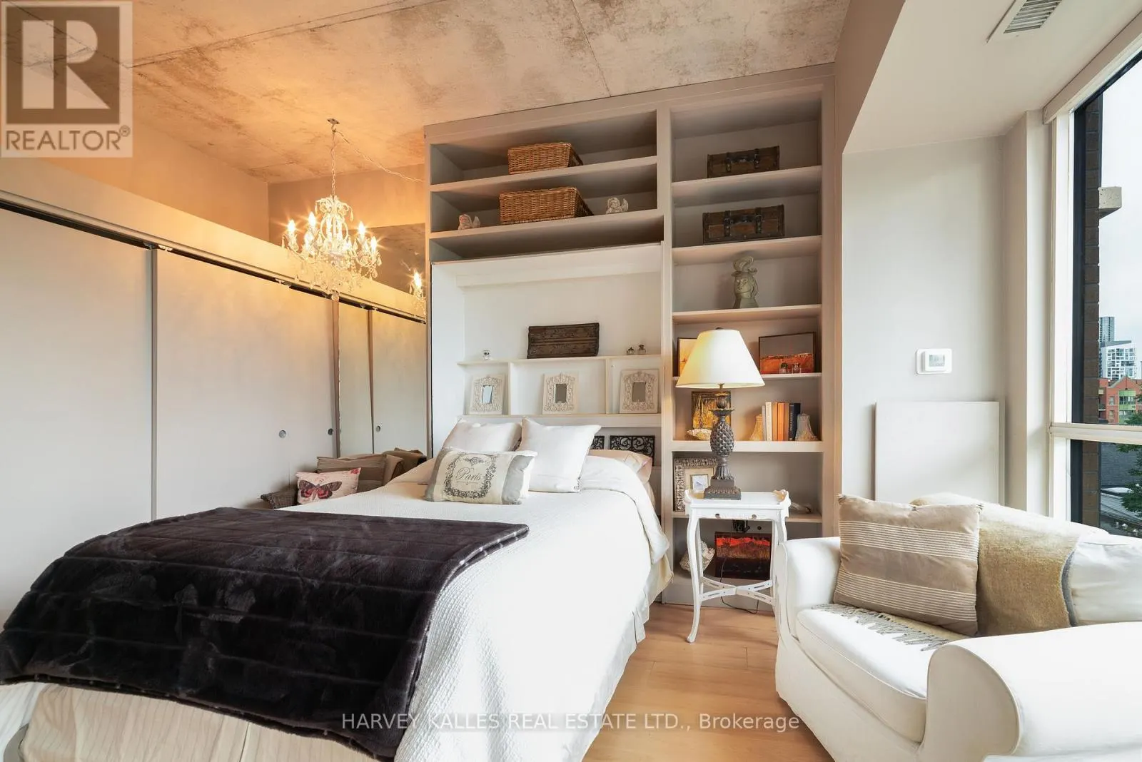 405 - 833 KING STREET W