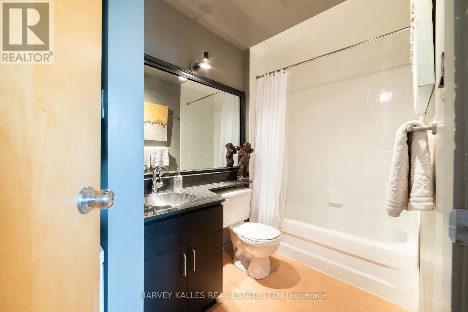 405 - 833 KING STREET W