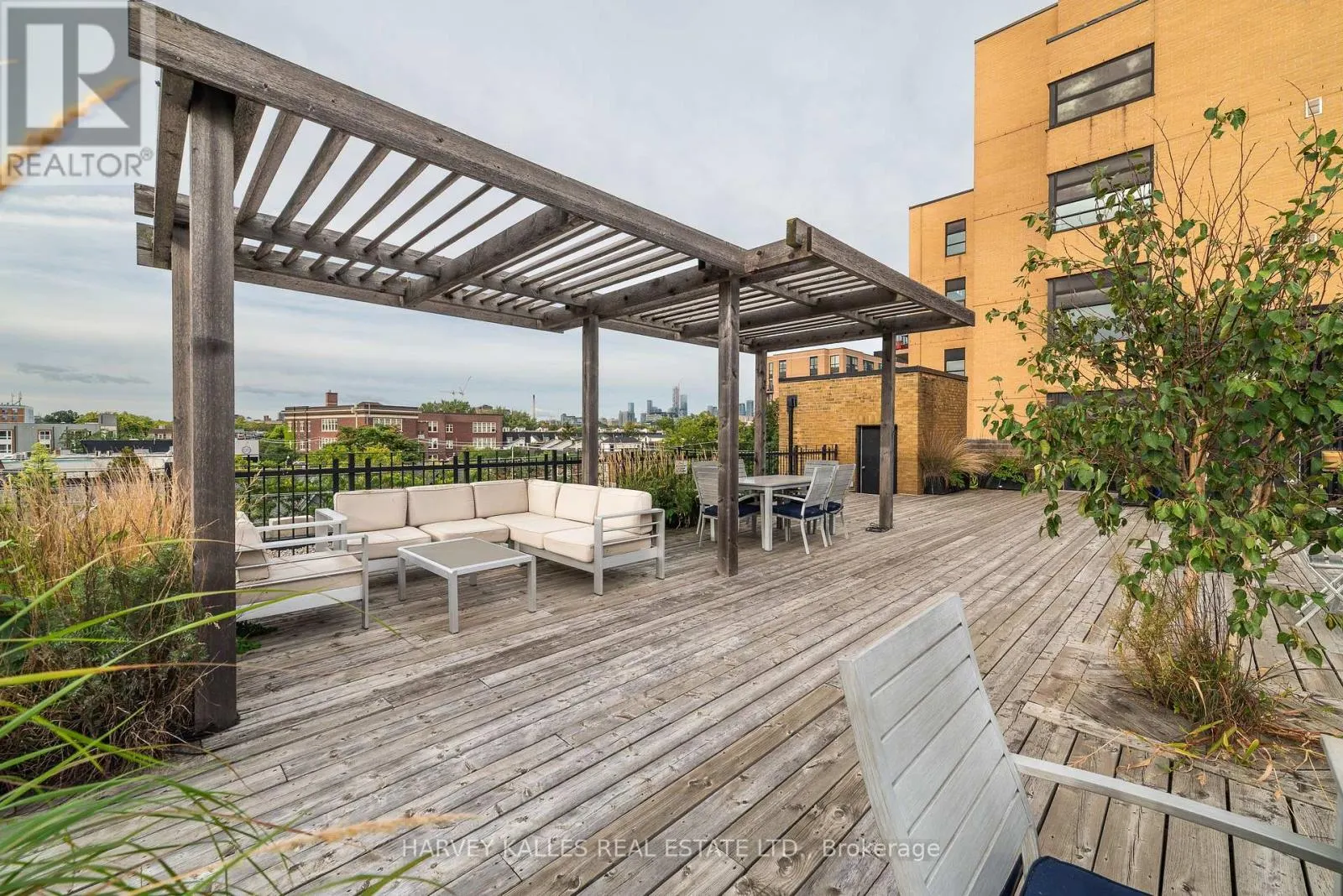 405 - 833 KING STREET W