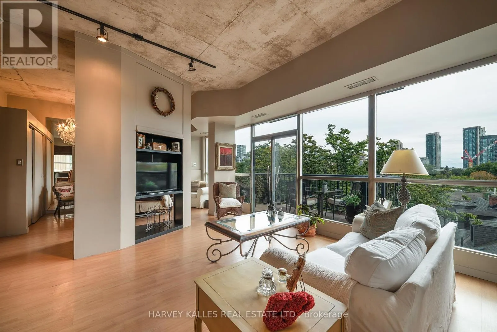 405 - 833 KING STREET W