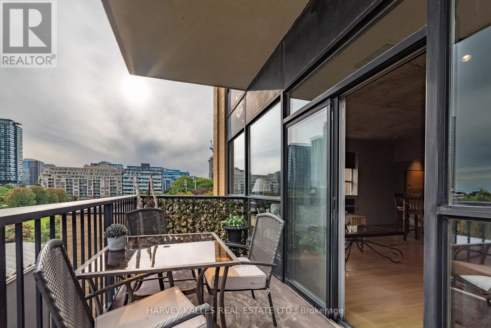 405 - 833 KING STREET W