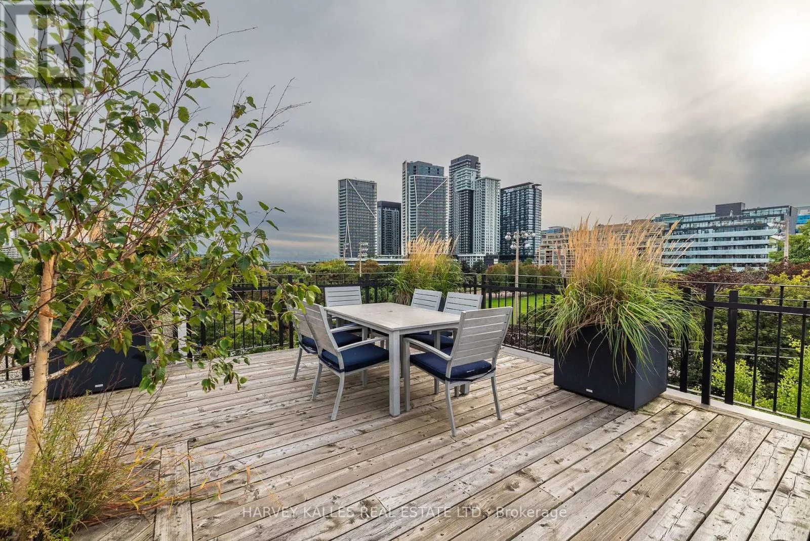 405 - 833 KING STREET W