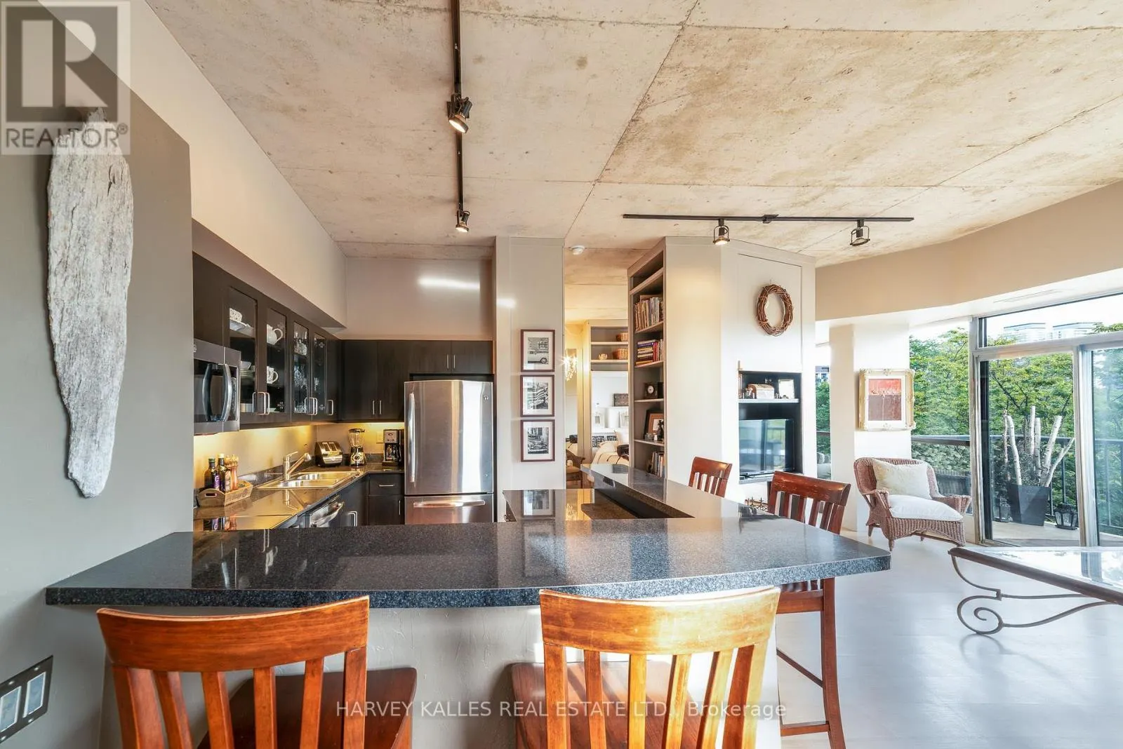 405 - 833 KING STREET W