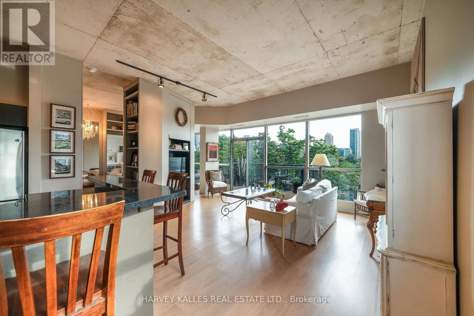 405 - 833 KING STREET W