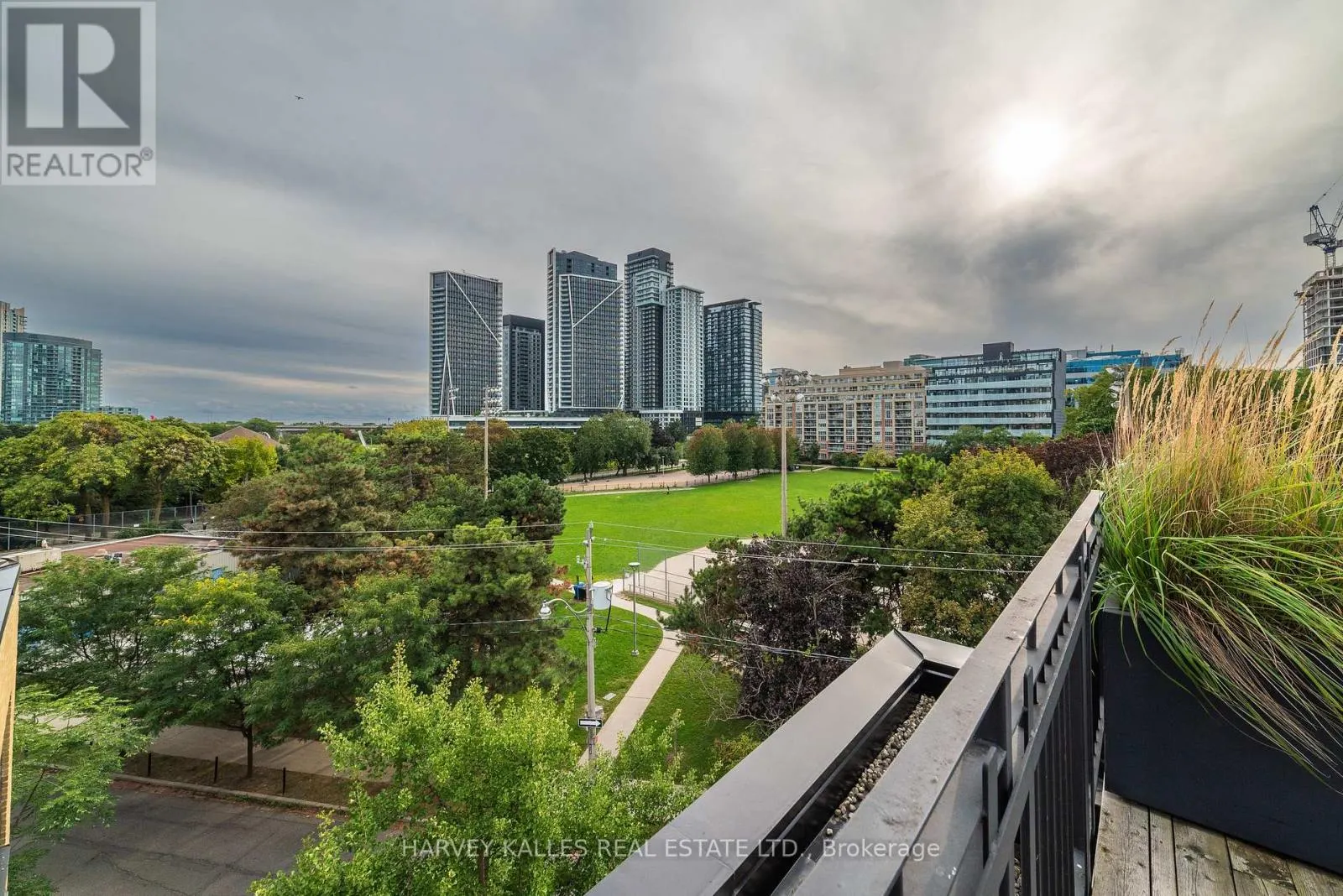 405 - 833 KING STREET W