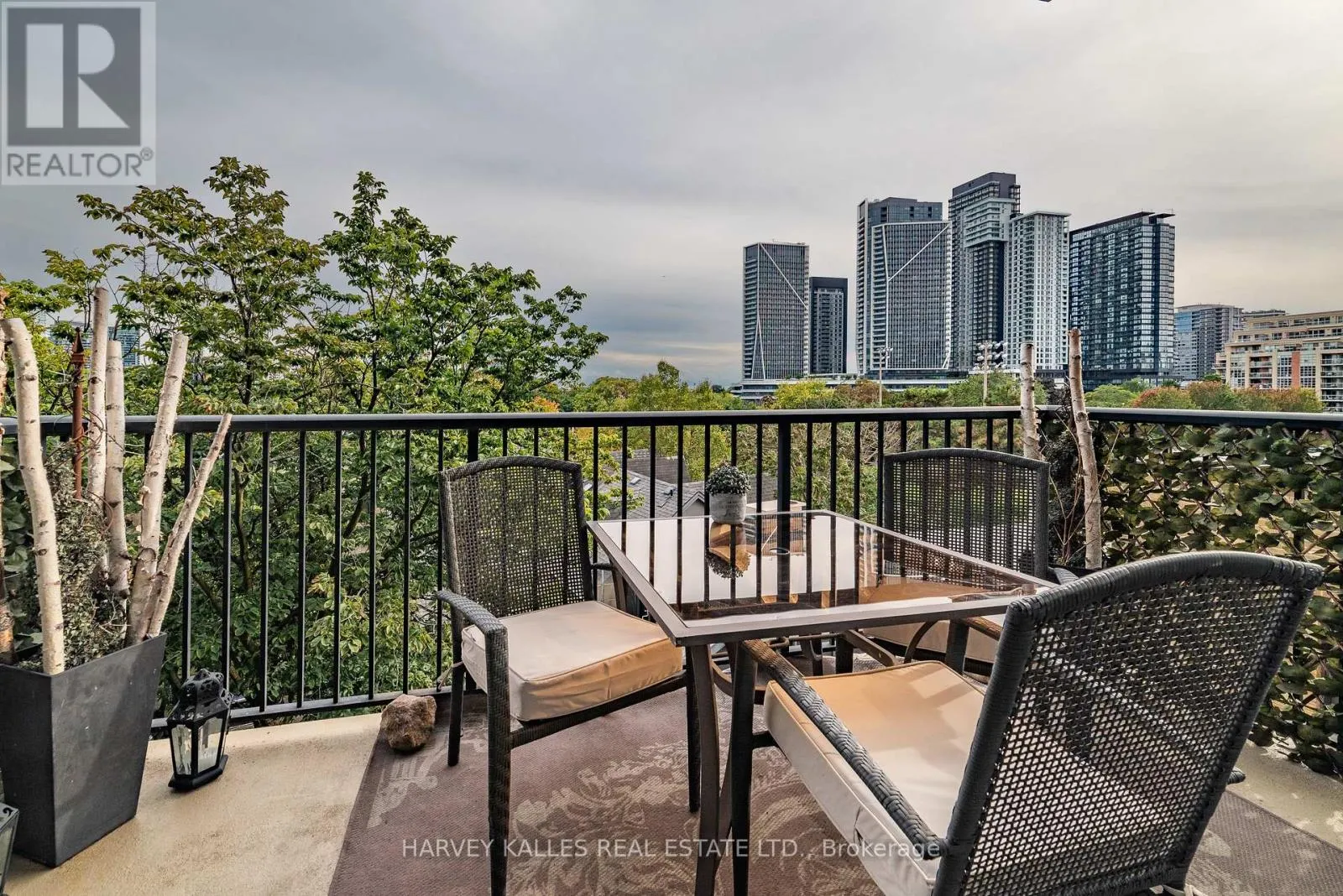 405 - 833 KING STREET W