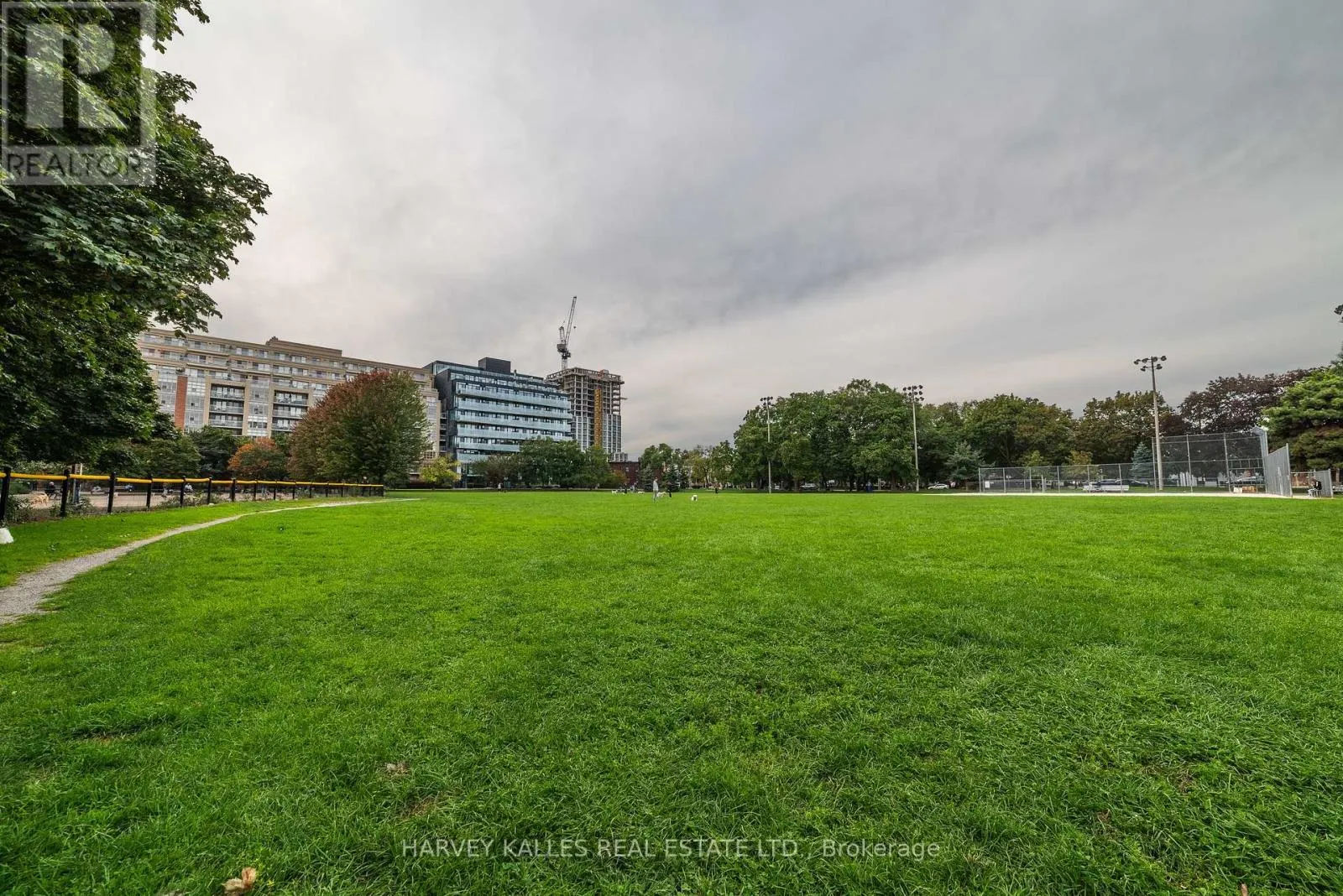 405 - 833 KING STREET W