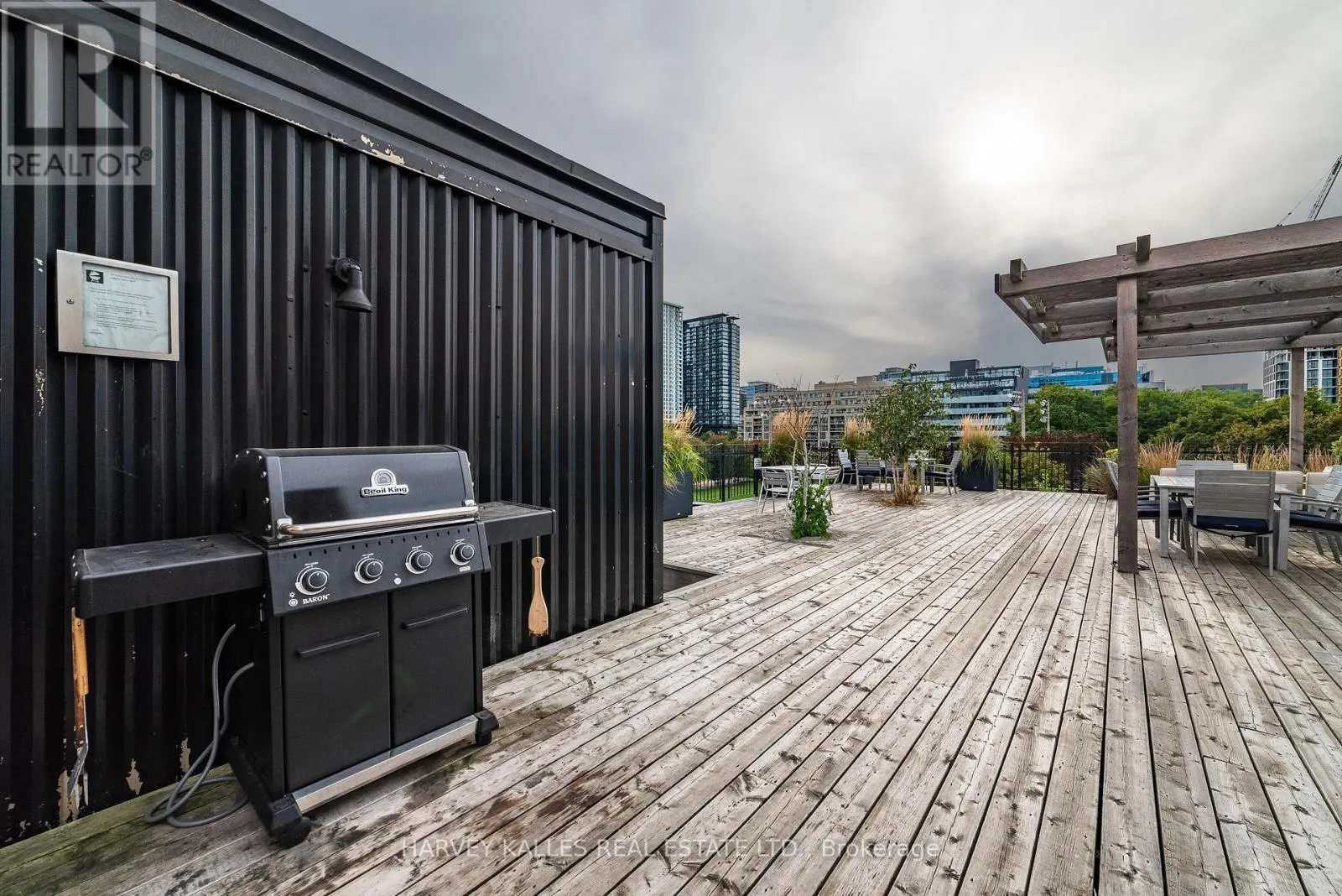405 - 833 KING STREET W