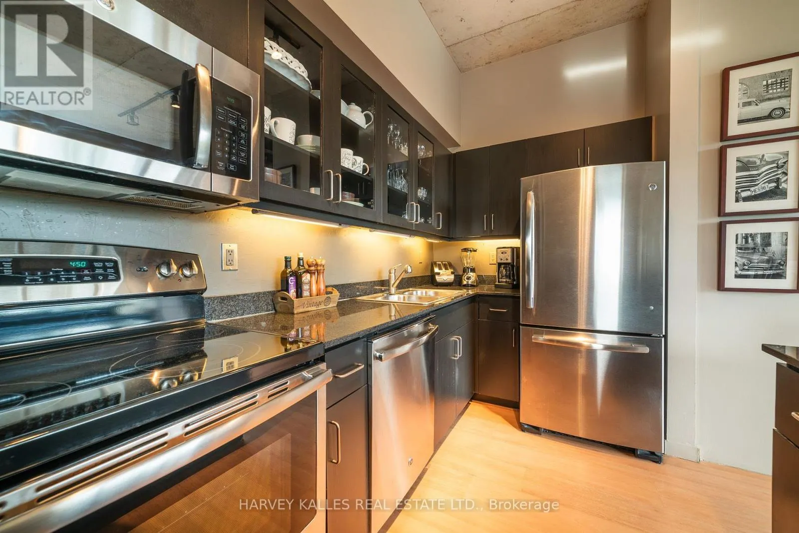 405 - 833 KING STREET W