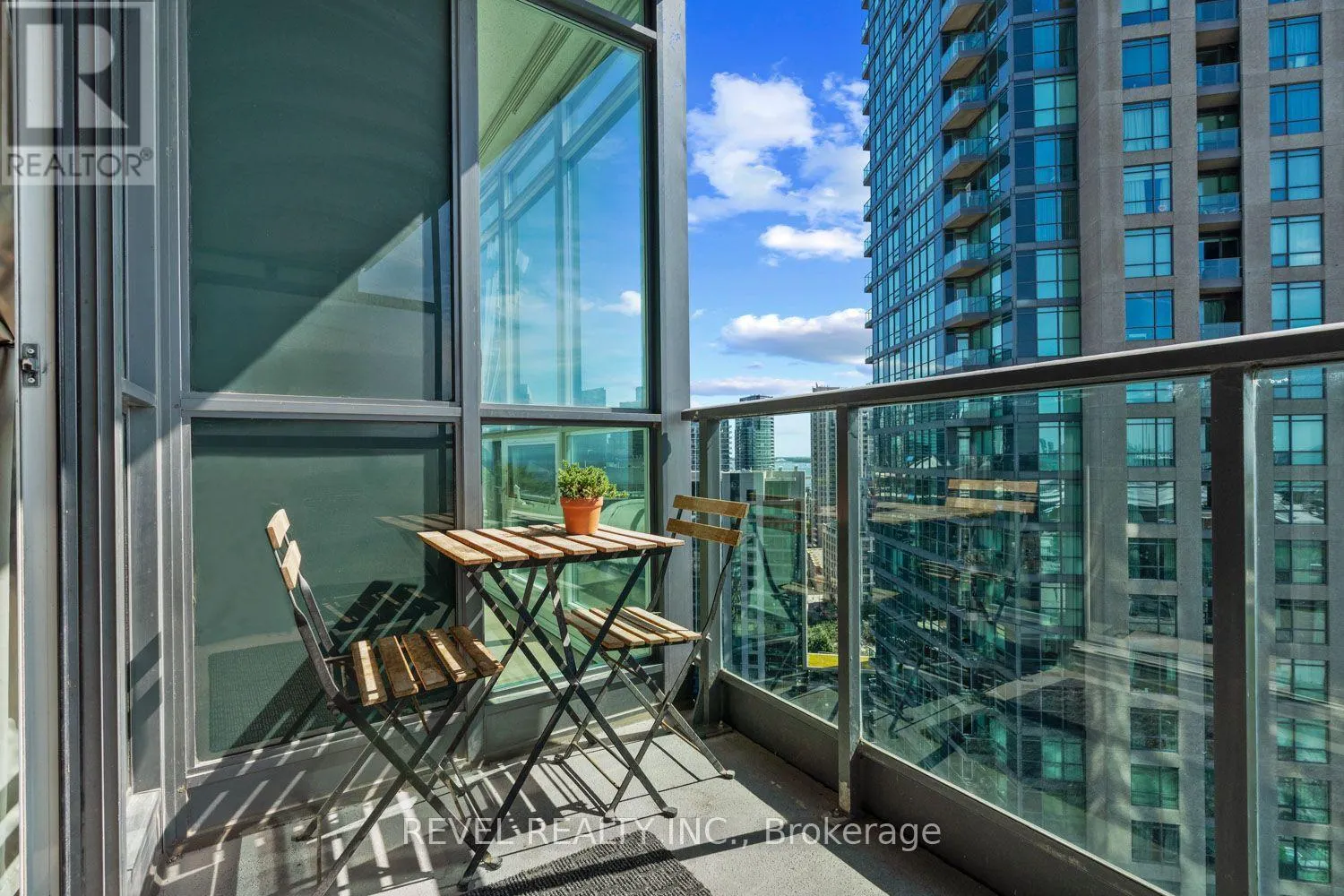2001 - 231 FORT YORK BOULEVARD