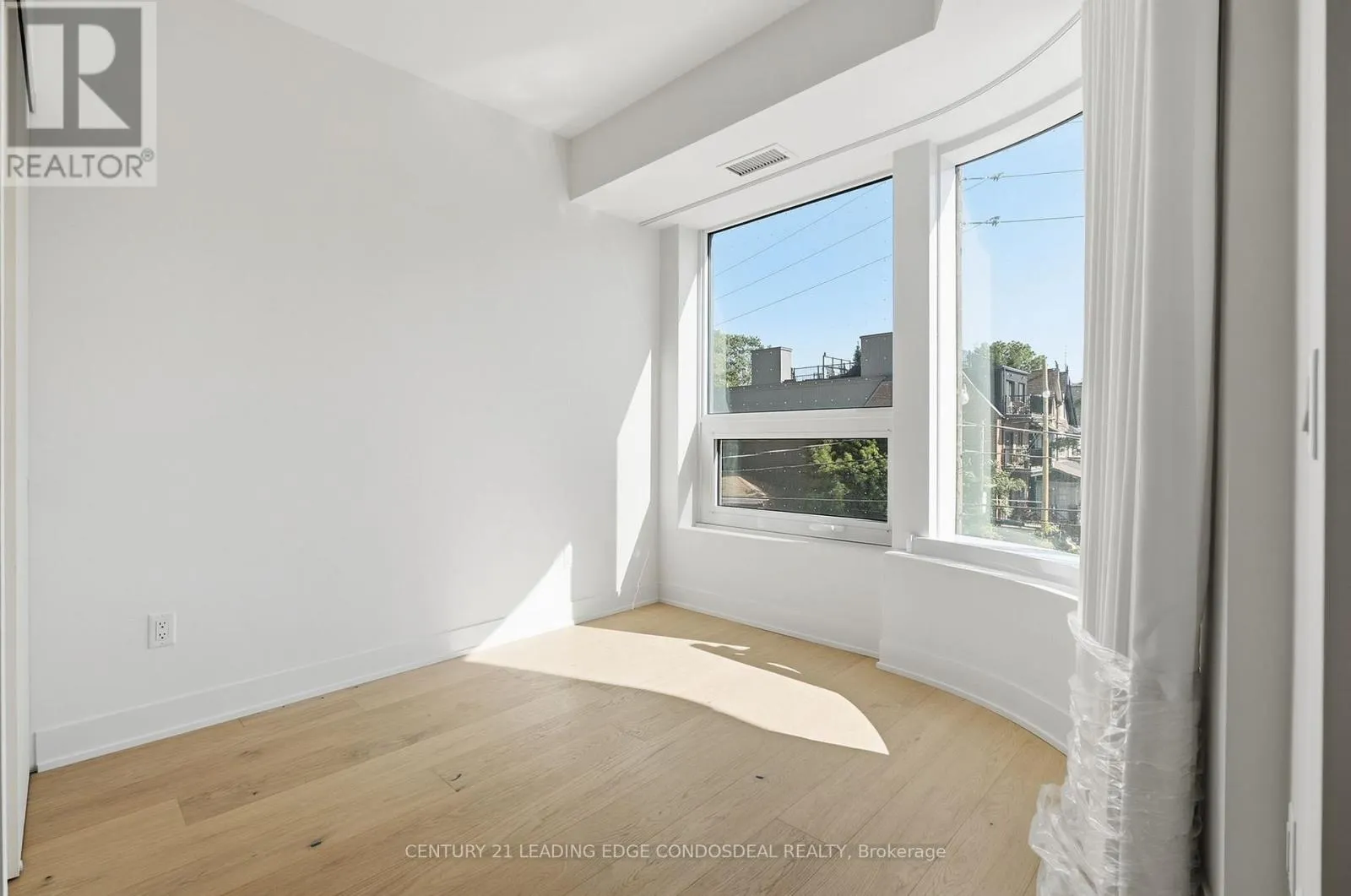 207 - 322 DUPONT STREET
