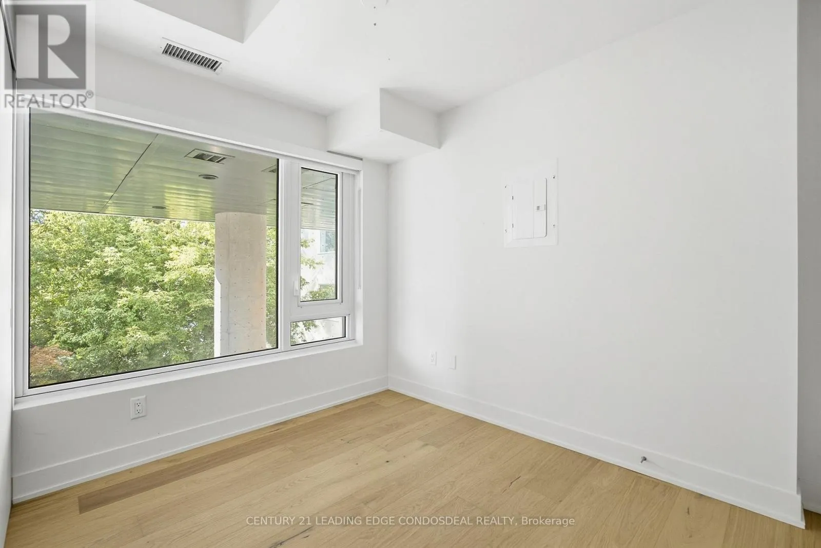 207 - 322 DUPONT STREET
