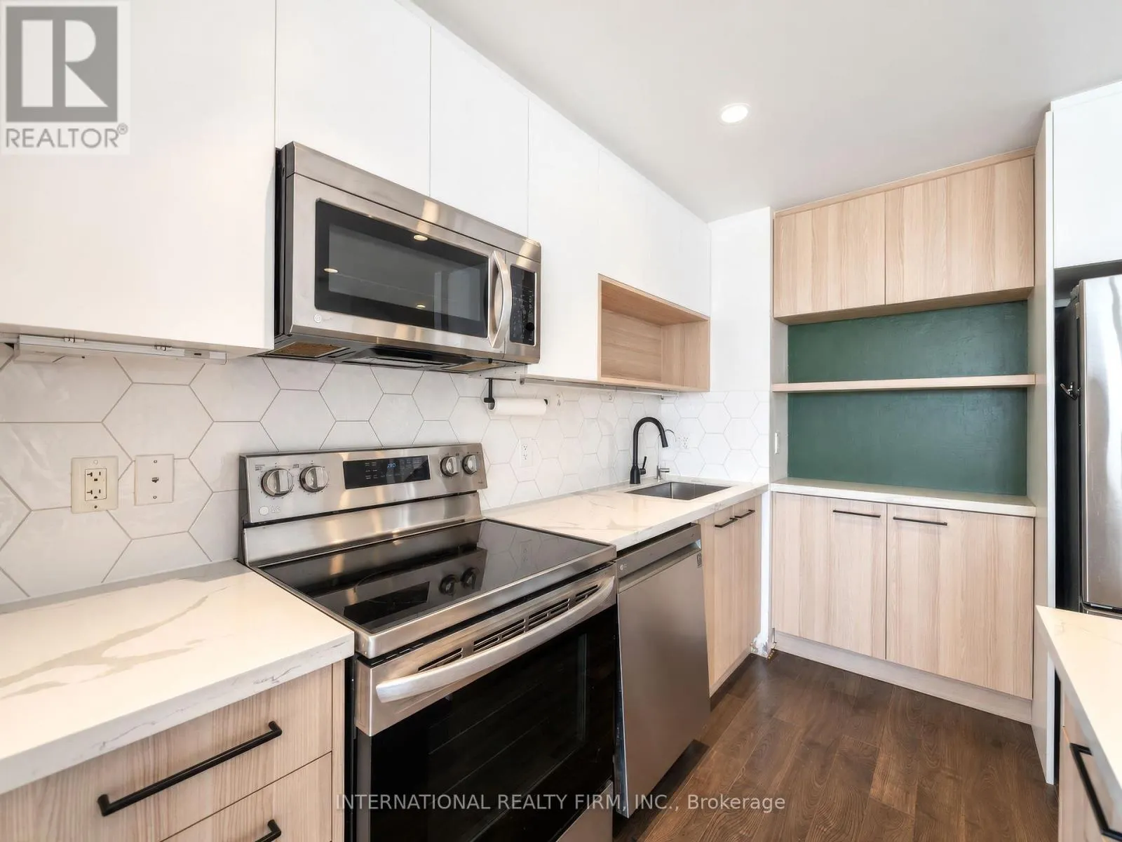 925 - 100 HARRISON GARDEN BOULEVARD