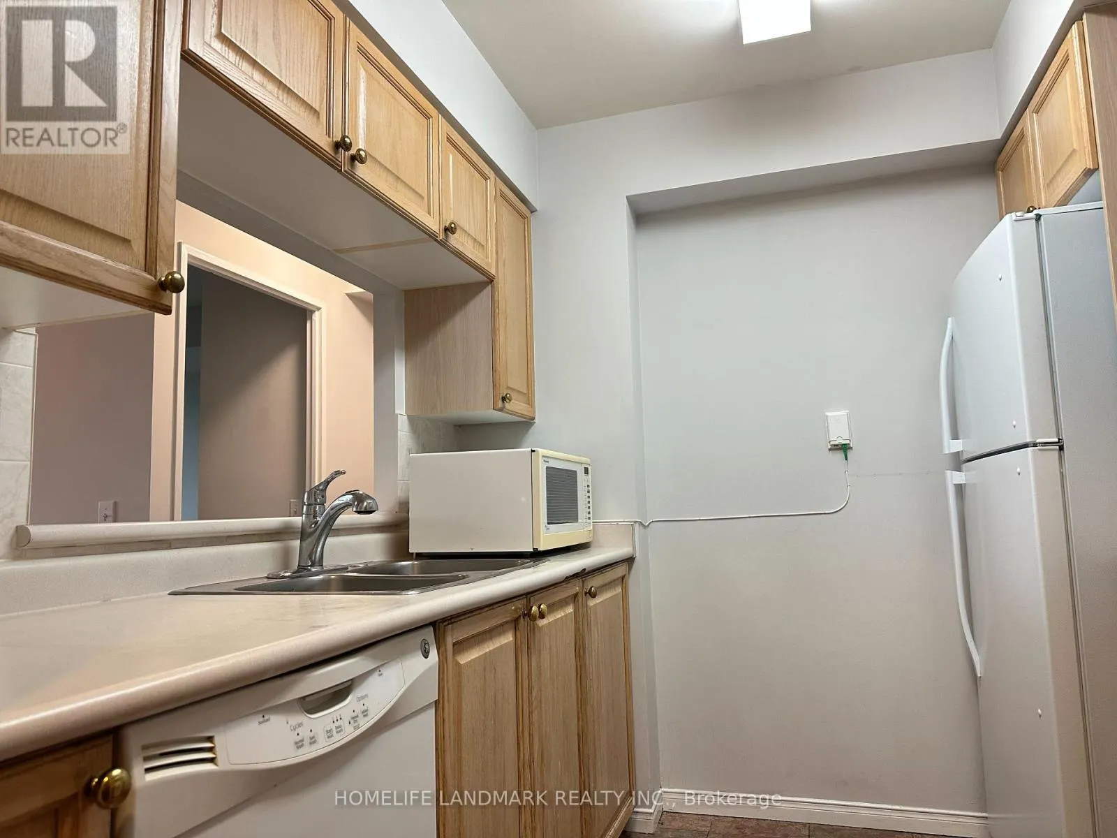 1011 - 238 DORIS AVENUE