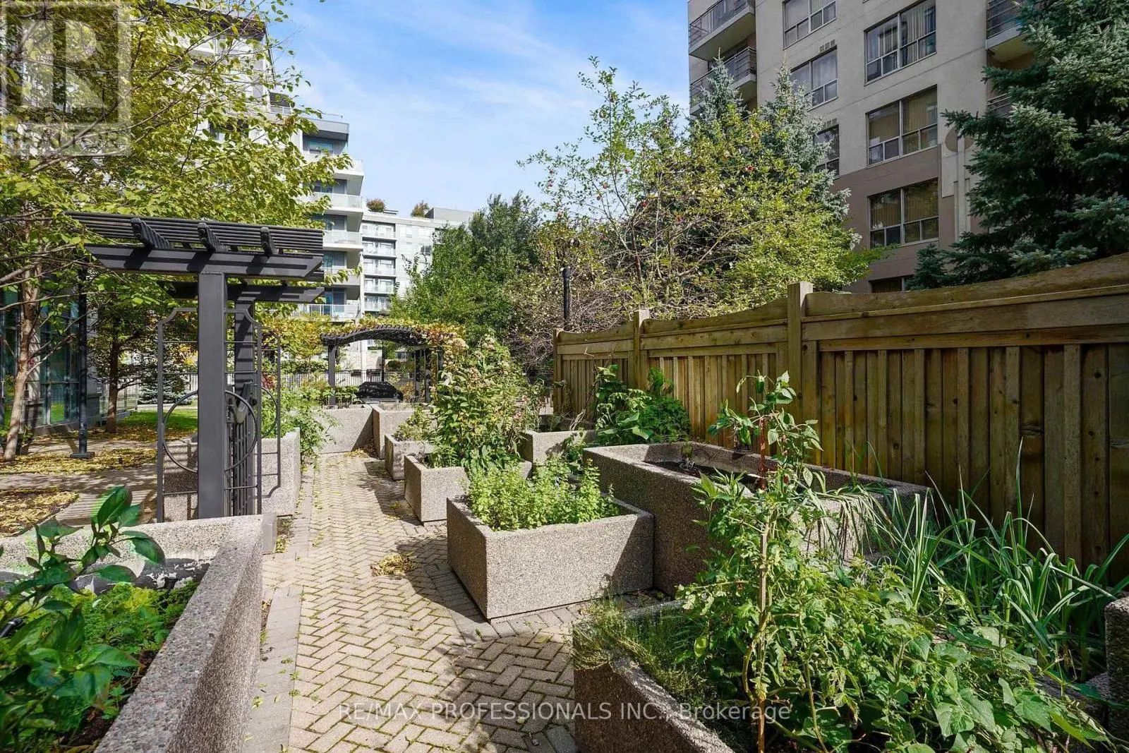 417 - 17 KENASTON GARDENS