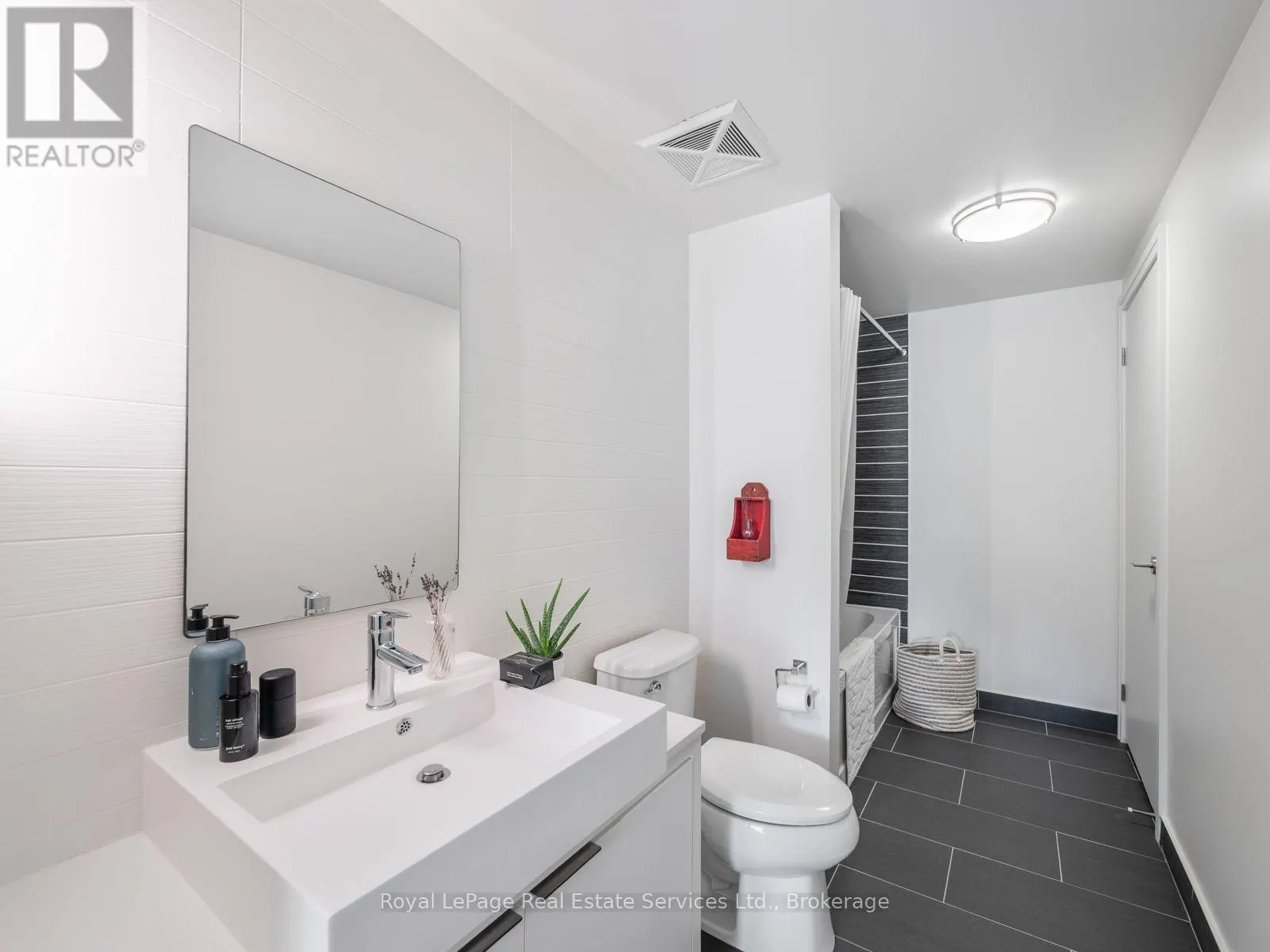 729 - 5 HANNA AVENUE #729