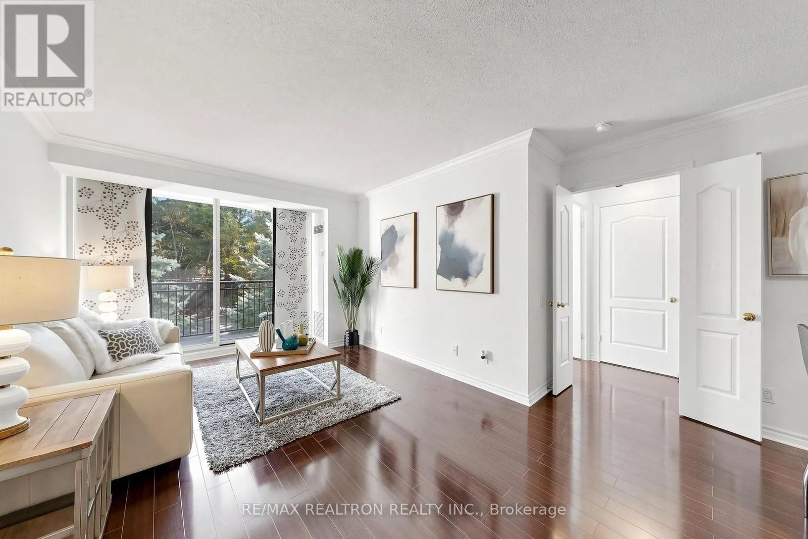 211 - 18 WILLIAM CARSON CRESCENT