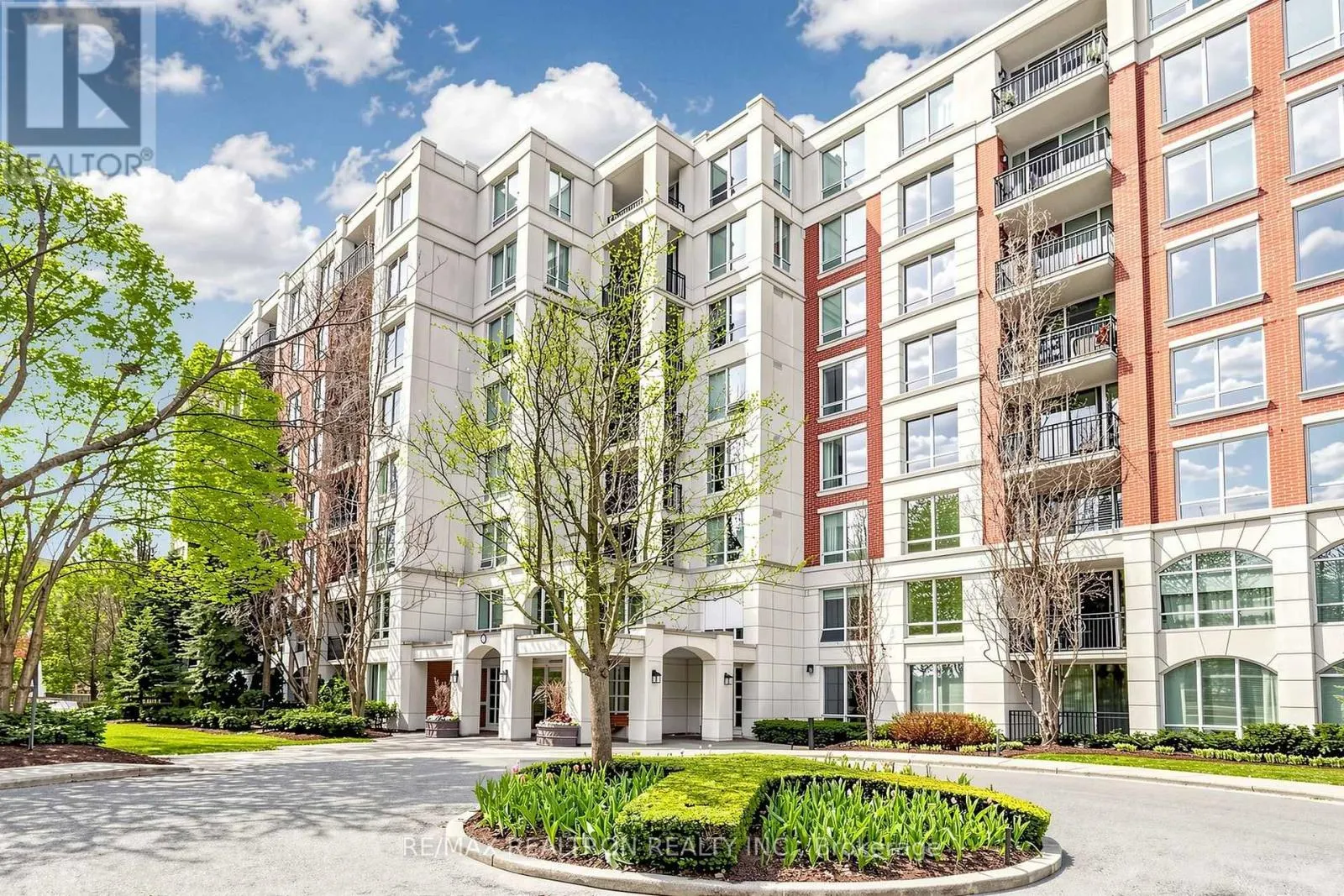 211 - 18 WILLIAM CARSON CRESCENT