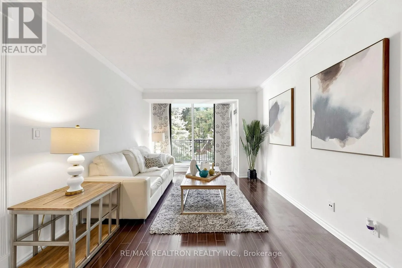 211 - 18 WILLIAM CARSON CRESCENT