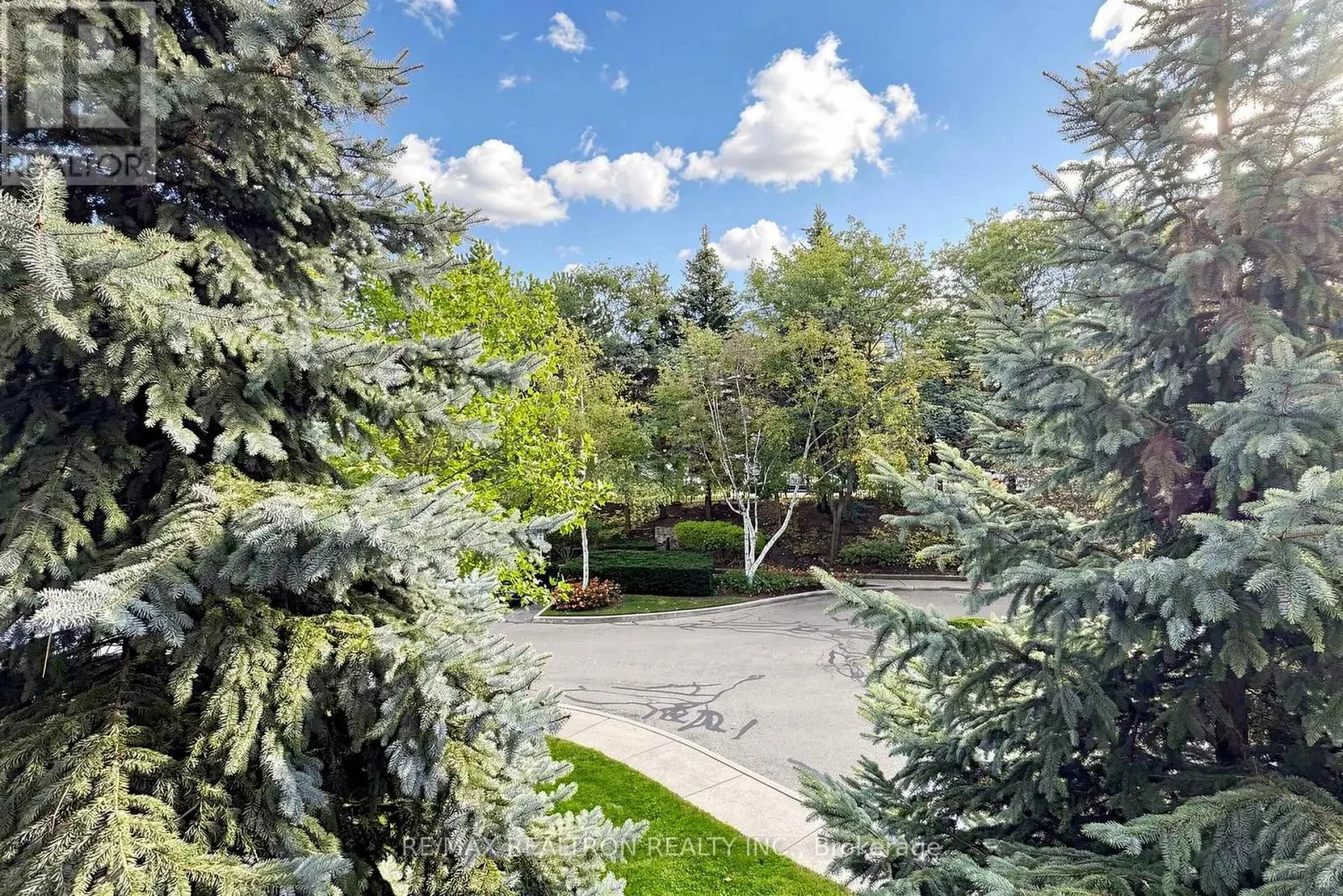 211 - 18 WILLIAM CARSON CRESCENT